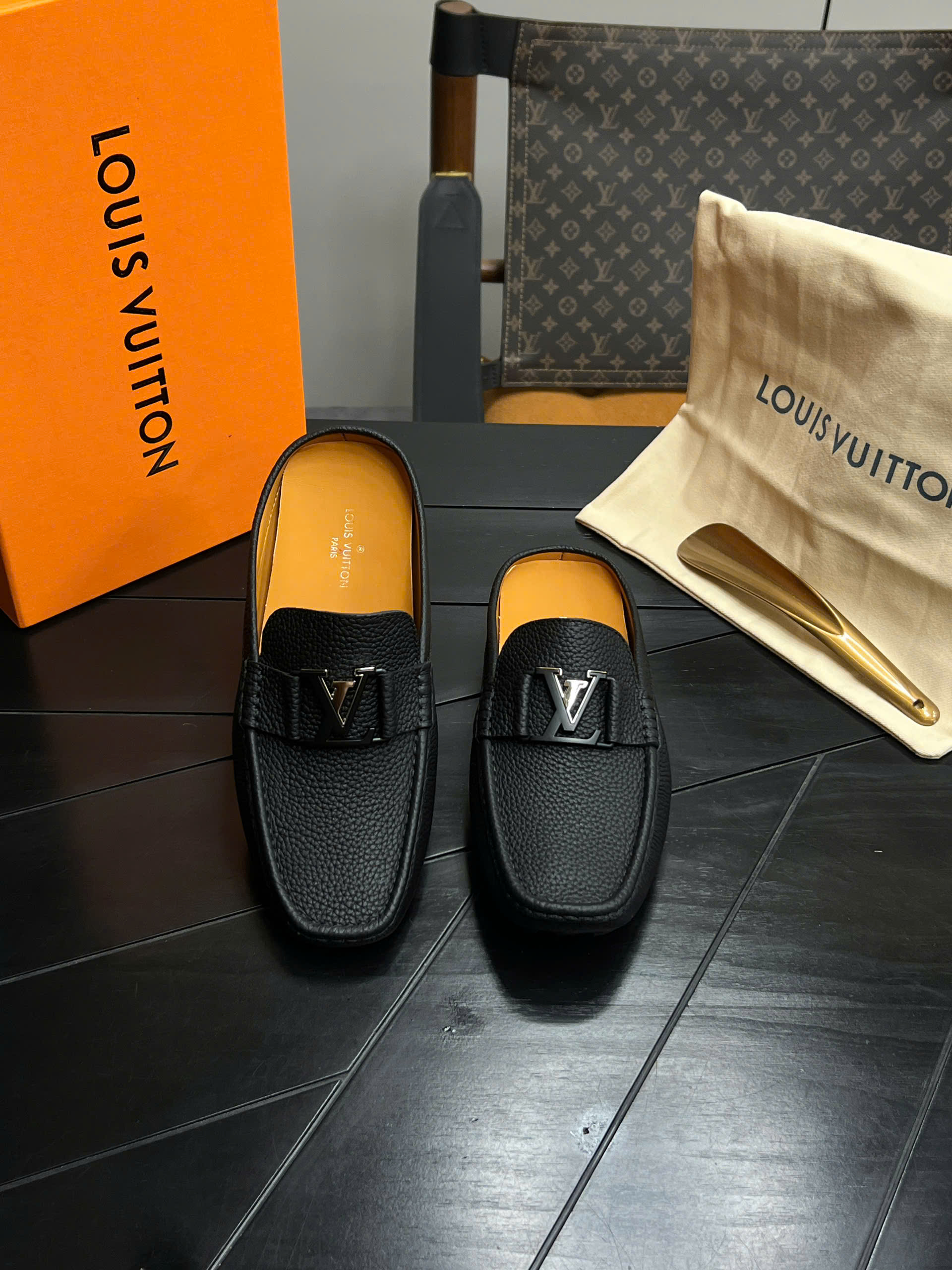 Giày sục Louis Vuitton LV da bê Đen sần vân nổi tag kim loại Đen Like Auth 38-43 VTN