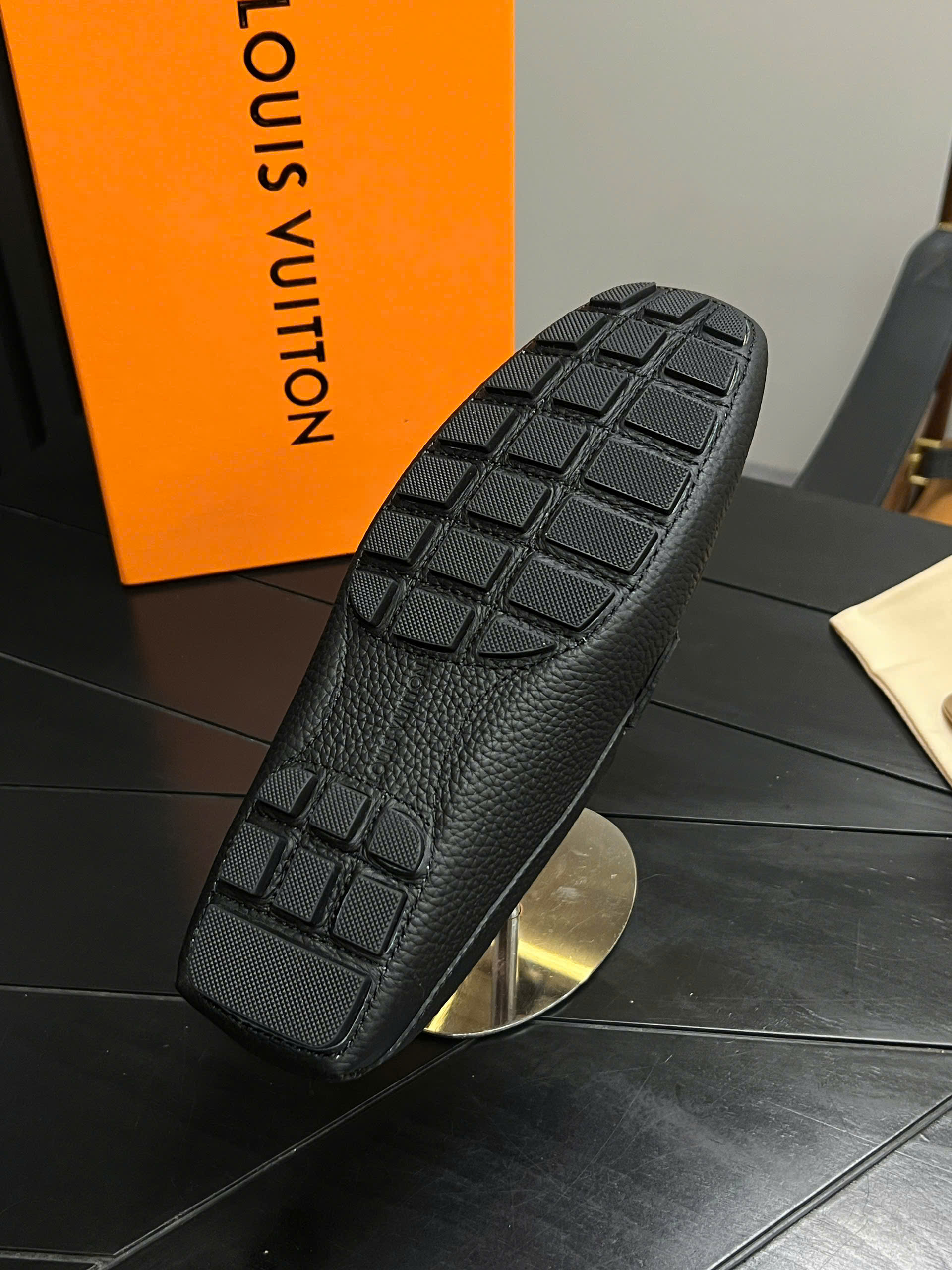 Giày sục Louis Vuitton LV da bê Đen sần vân nổi tag kim loại Đen Like Auth 38-43 VTN