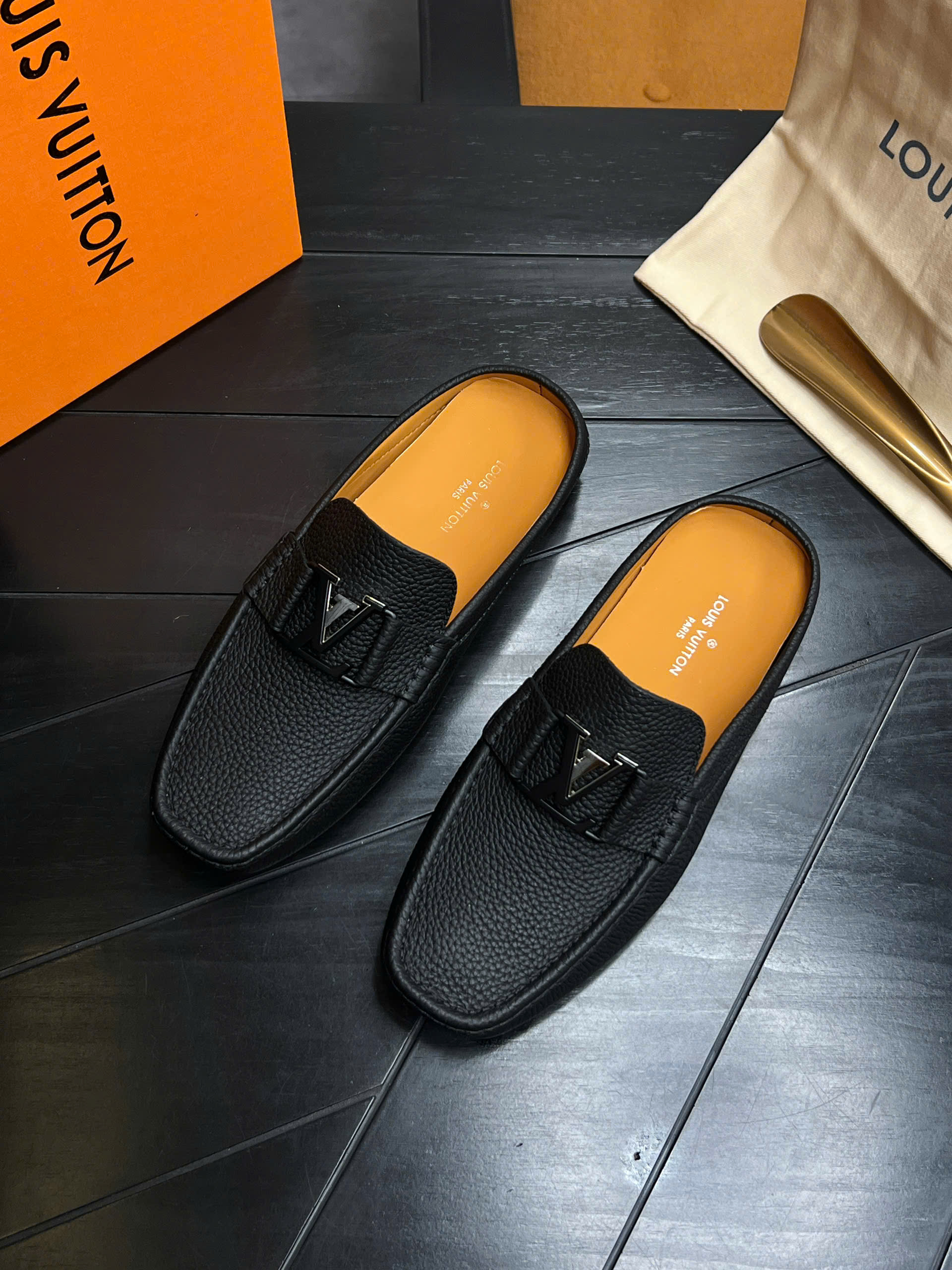 Giày sục Louis Vuitton LV da bê Đen sần vân nổi tag kim loại Đen Like Auth 38-43 VTN