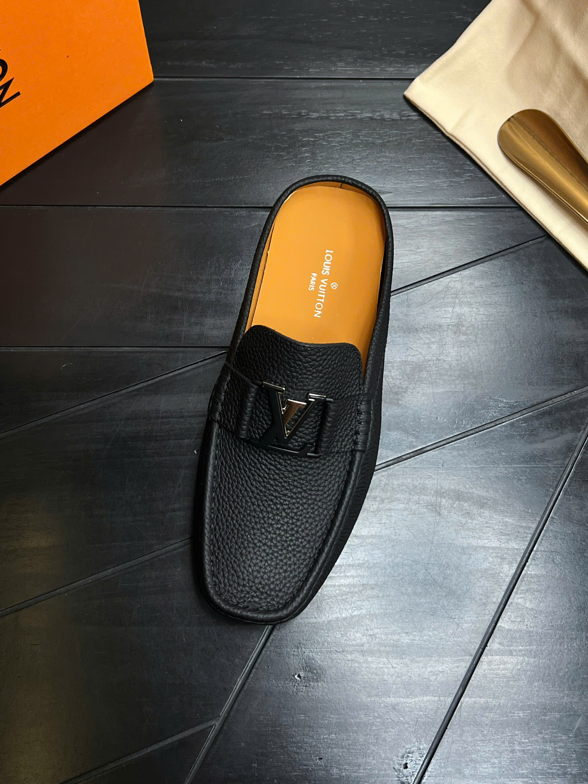 Giày sục Louis Vuitton LV da bê Đen sần vân nổi tag kim loại Đen Like Auth 38-43 VTN