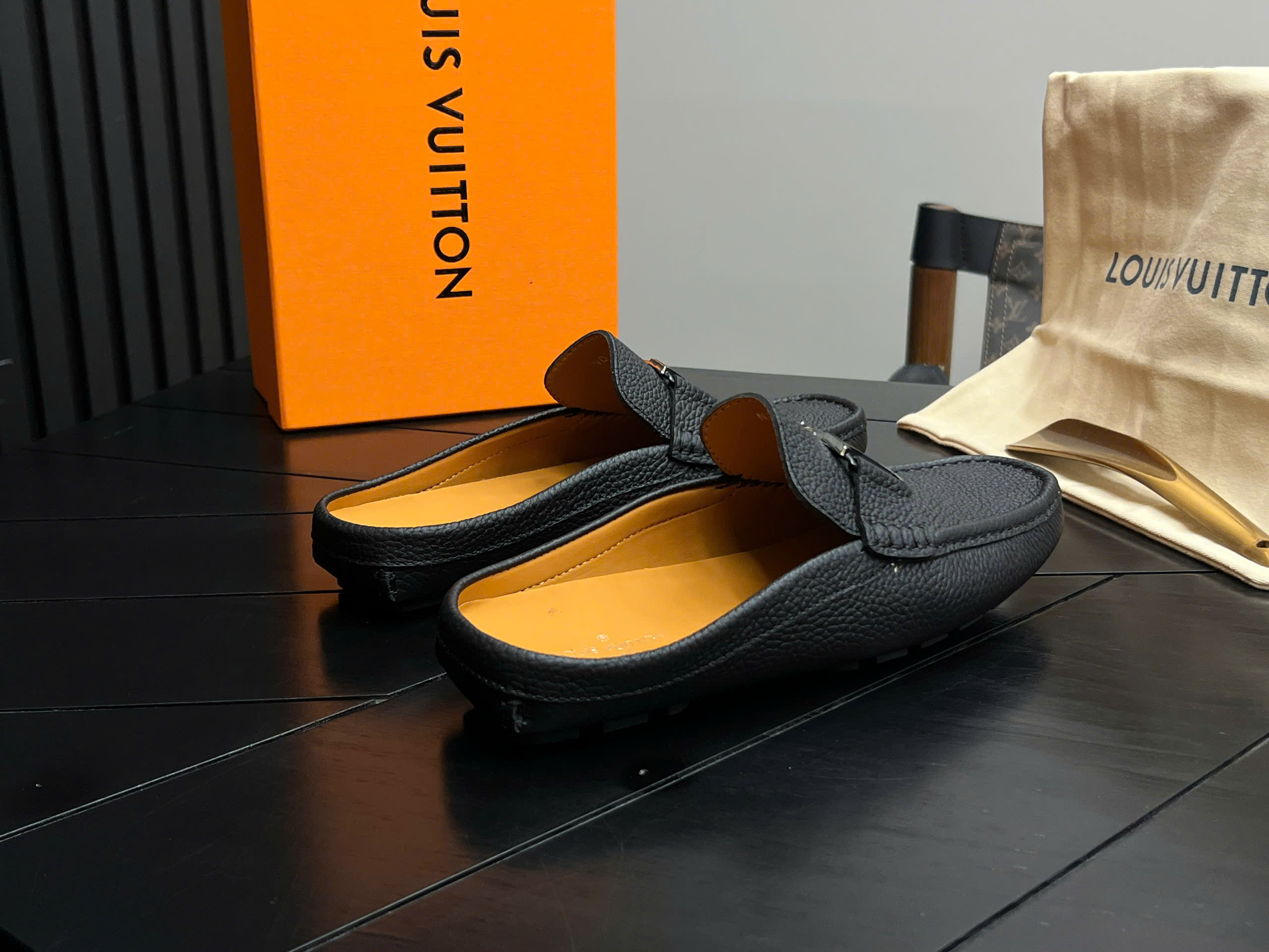 Giày sục Louis Vuitton LV da bê Đen sần vân nổi tag kim loại Đen Like Auth 38-43 VTN