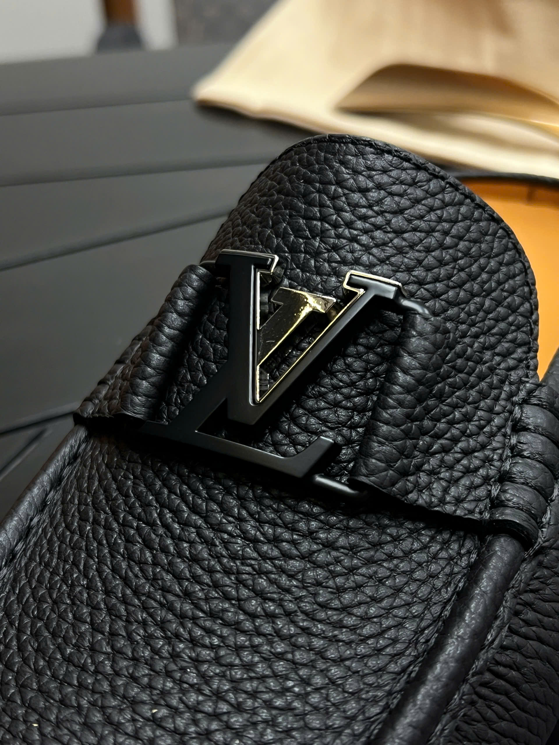 Giày sục Louis Vuitton LV da bê Đen sần vân nổi tag kim loại Đen Like Auth 38-43 VTN