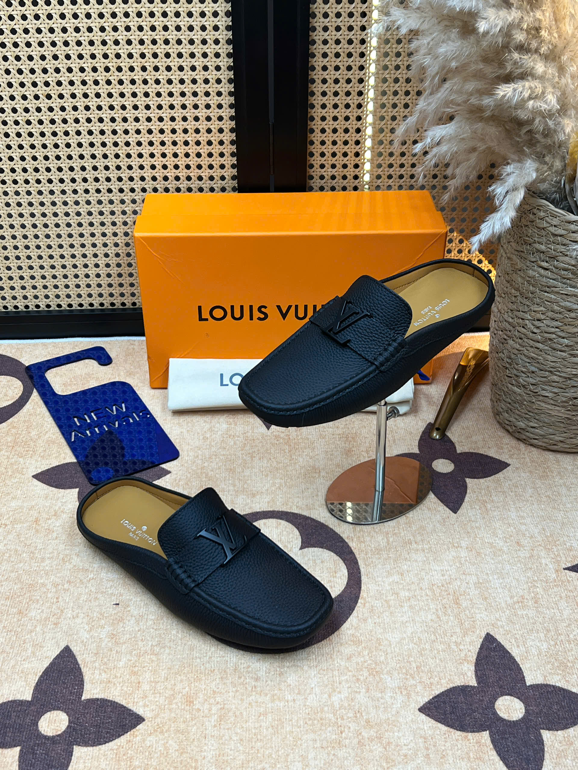 Giày sục Louis Vuitton LV da bê Xanh Than sần vân nổi tag kim loại Đen Like Auth 38-43 VTN