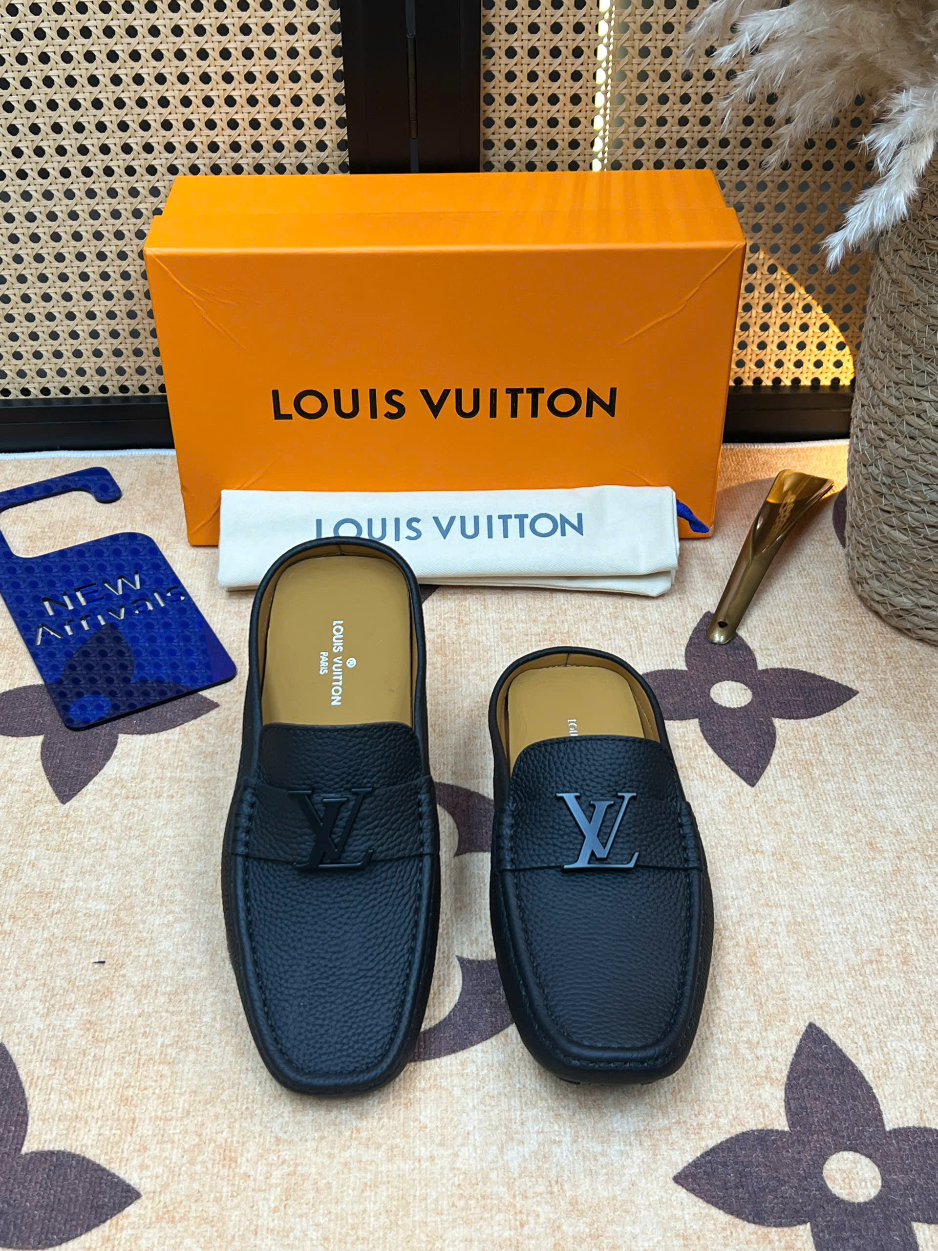 Giày sục Louis Vuitton LV da bê Xanh Than sần vân nổi tag kim loại Đen Like Auth 38-43 VTN