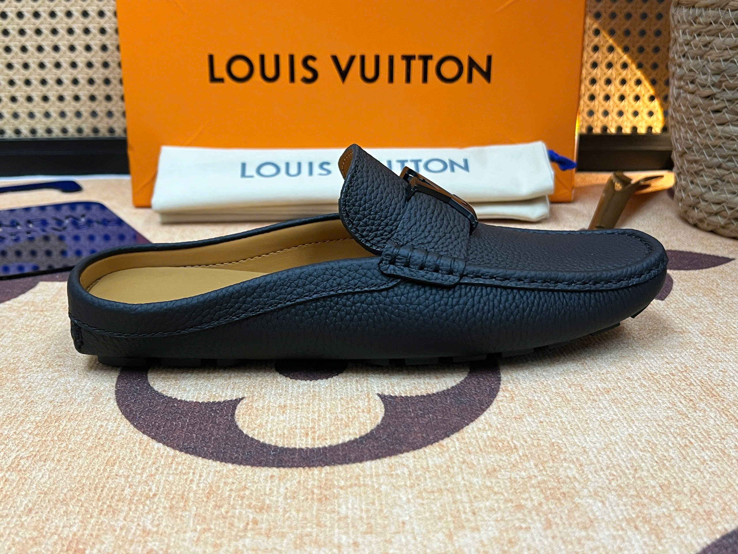 Giày sục Louis Vuitton LV da bê Xanh Than sần vân nổi tag kim loại Đen Like Auth 38-43 VTN