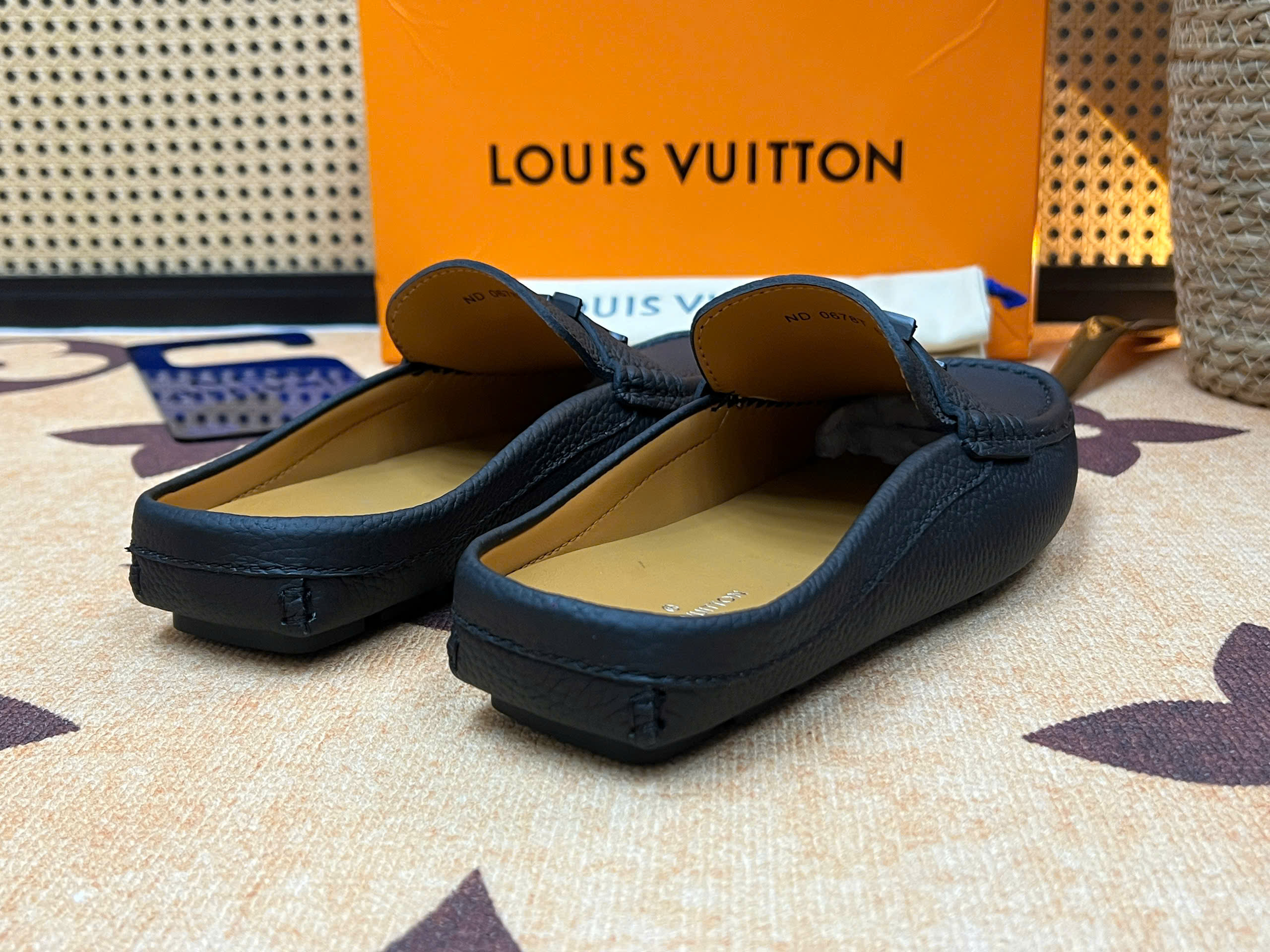 Giày sục Louis Vuitton LV da bê Xanh Than sần vân nổi tag kim loại Đen Like Auth 38-43 VTN