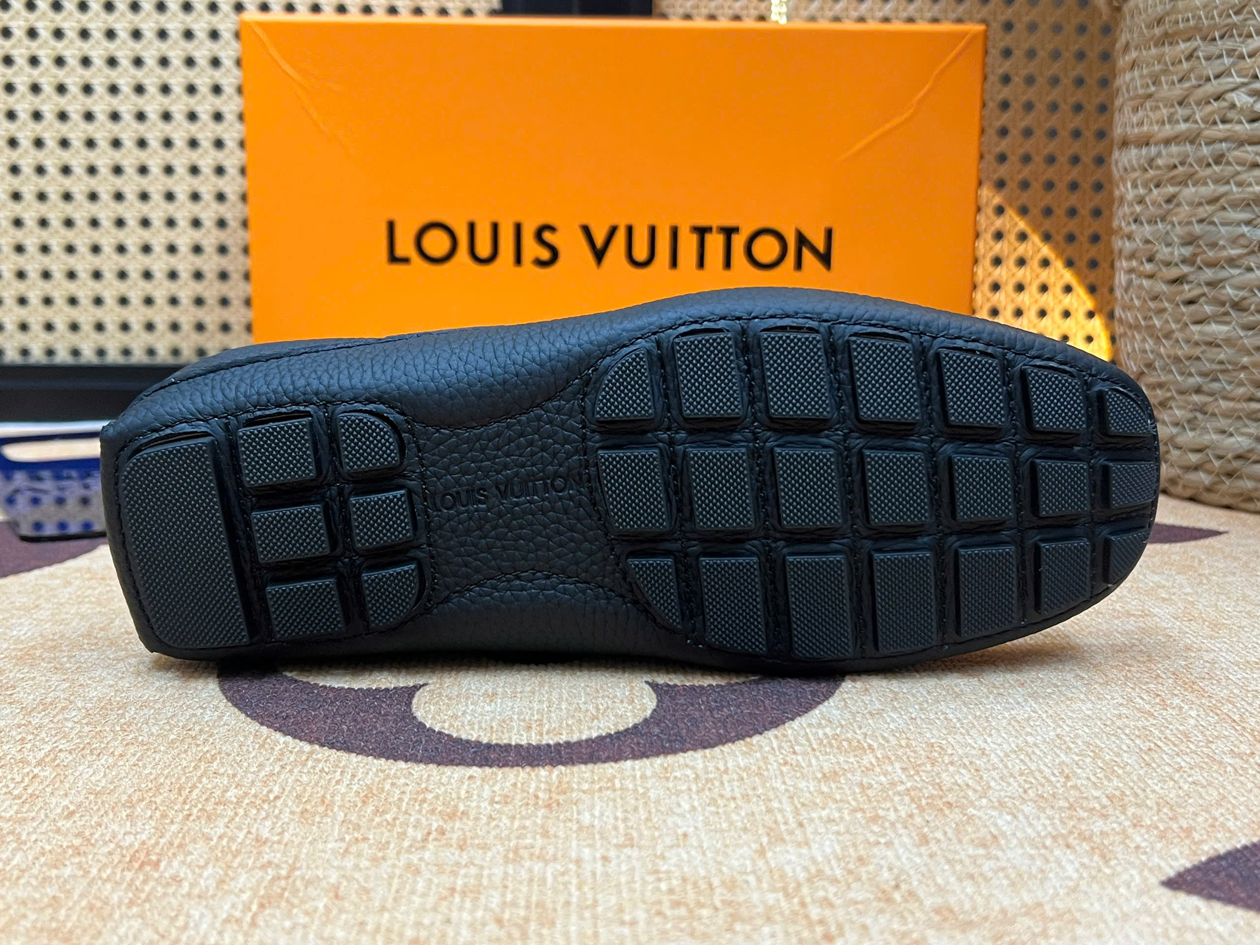 Giày sục Louis Vuitton LV da bê Xanh Than sần vân nổi tag kim loại Đen Like Auth 38-43 VTN