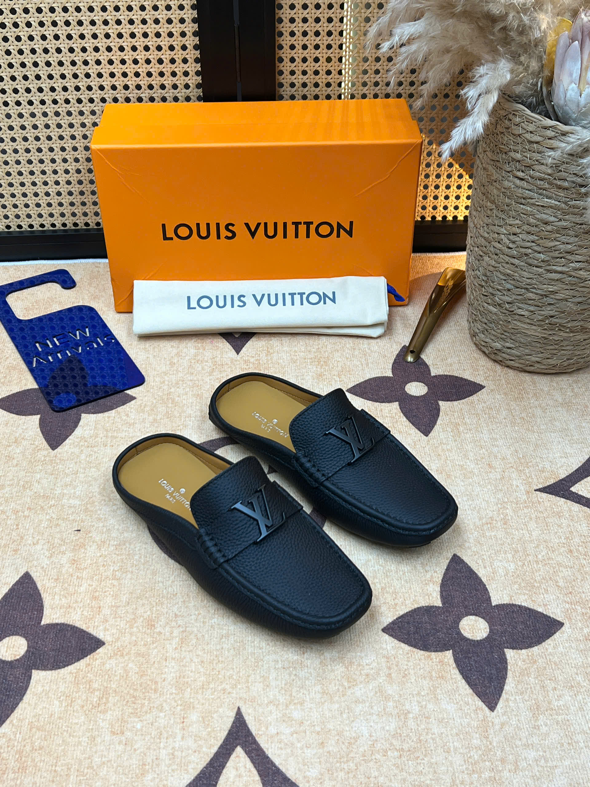 Giày sục Louis Vuitton LV da bê Xanh Than sần vân nổi tag kim loại Đen Like Auth 38-43 VTN