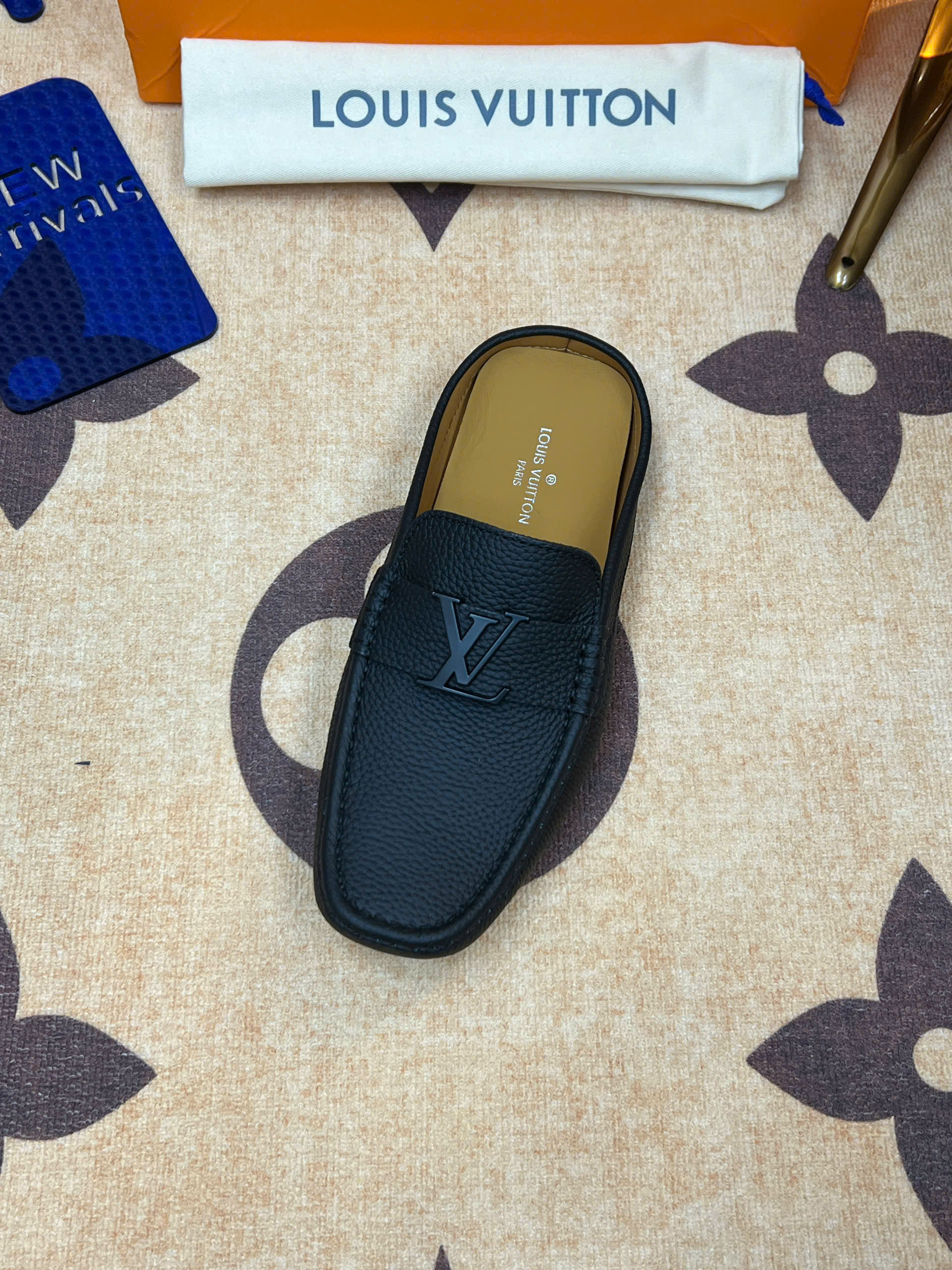 Giày sục Louis Vuitton LV da bê Xanh Than sần vân nổi tag kim loại Đen Like Auth 38-43 VTN