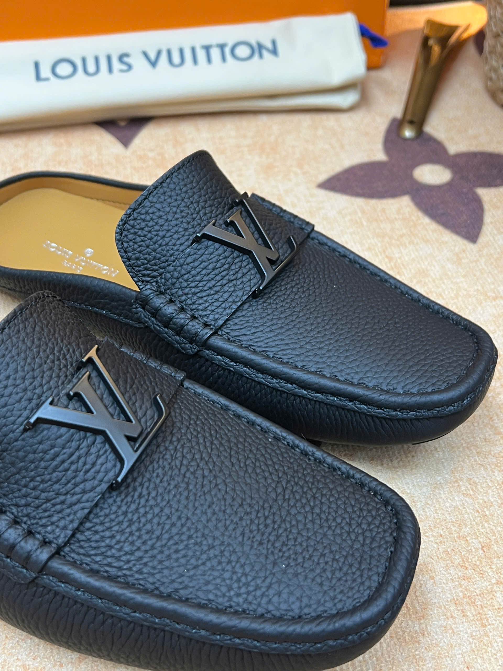 Giày sục Louis Vuitton LV da bê Xanh Than sần vân nổi tag kim loại Đen Like Auth 38-43 VTN
