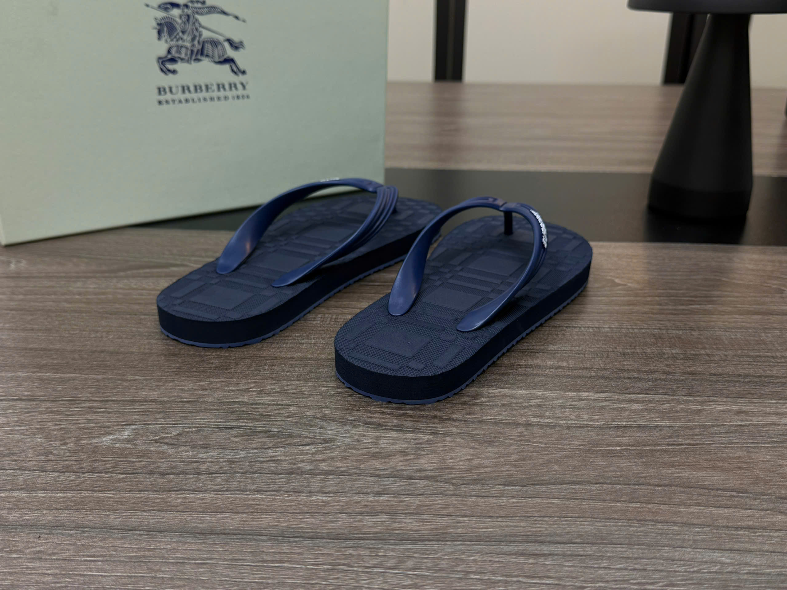 Dép tông xỏ ngón flip flop Burberry BBR kẻ sọc caro vân nổi đế Like Auth 38-43 VTN