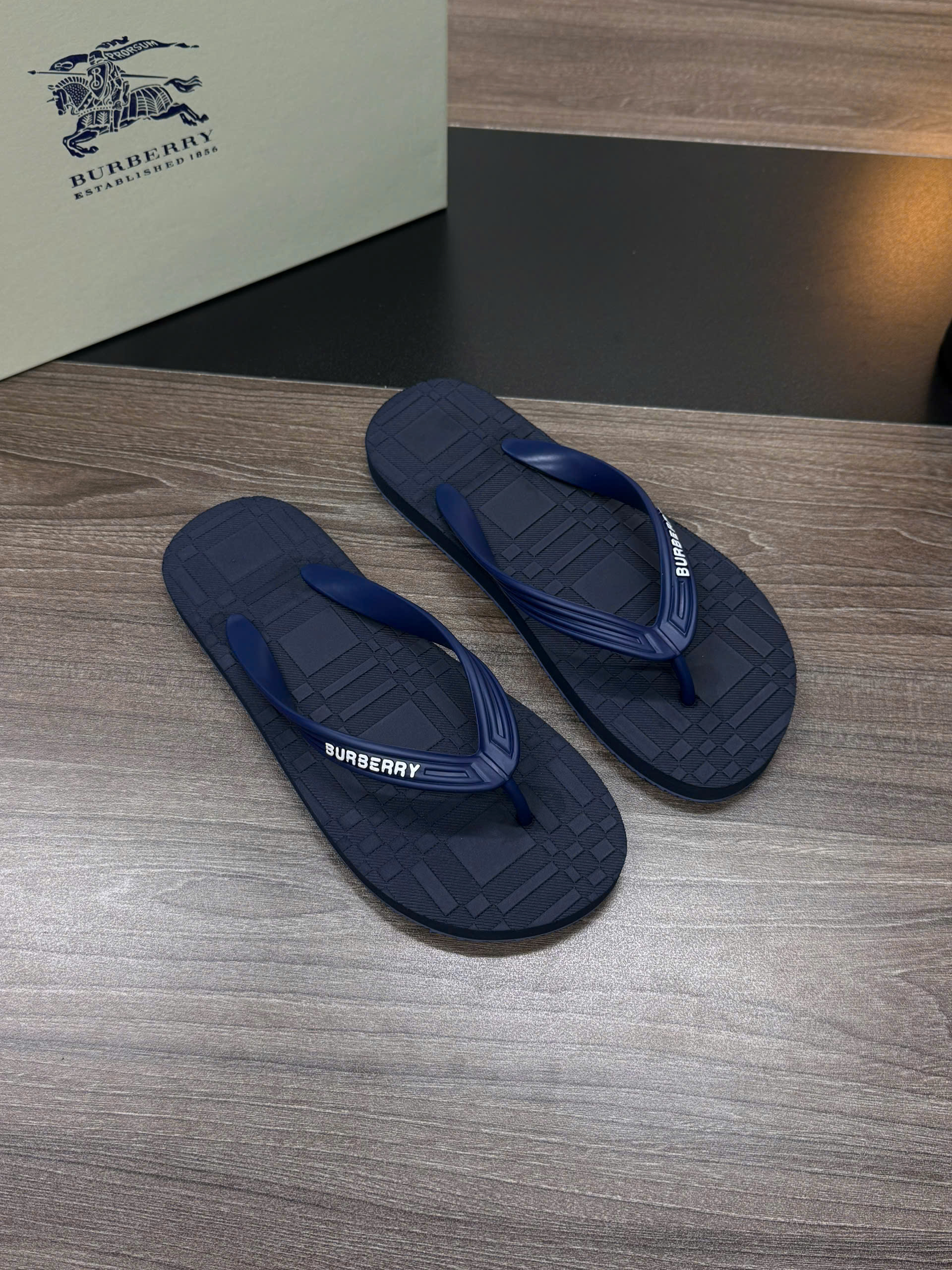 Dép tông xỏ ngón flip flop Burberry BBR kẻ sọc caro vân nổi đế Like Auth 38-43 VTN