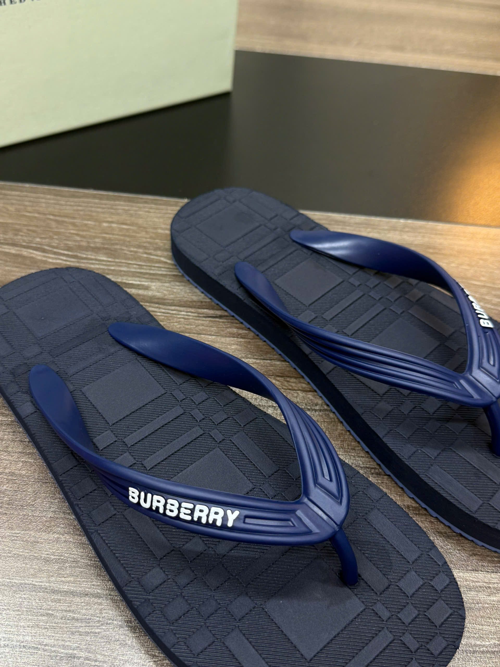 Dép tông xỏ ngón flip flop Burberry BBR kẻ sọc caro vân nổi đế Like Auth 38-43 VTN