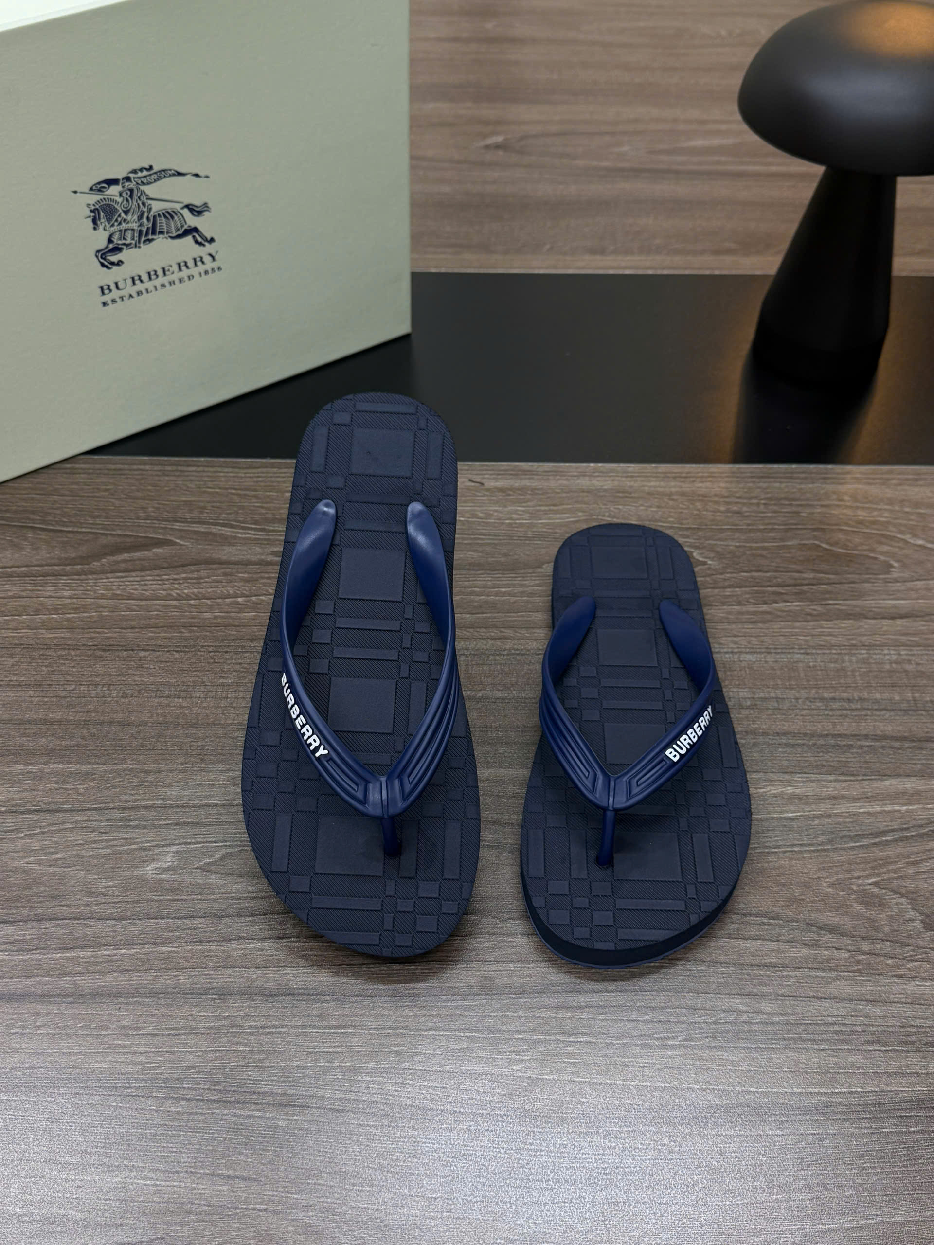 Dép tông xỏ ngón flip flop Burberry BBR kẻ sọc caro vân nổi đế Like Auth 38-43 VTN
