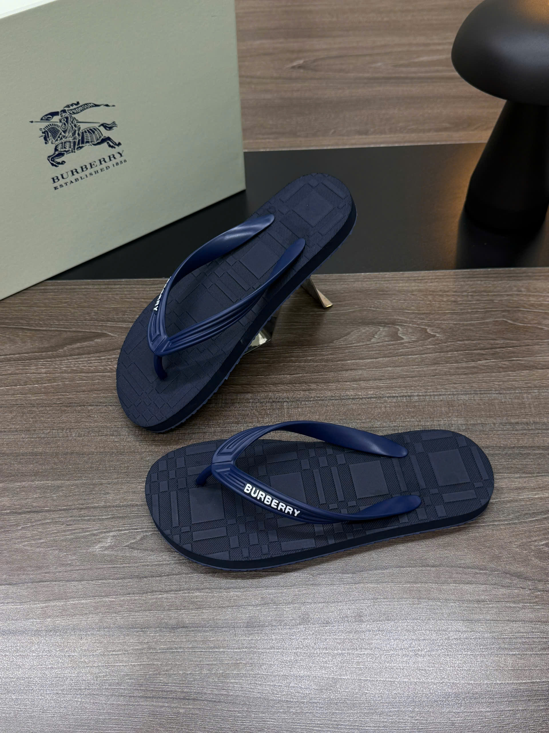 Dép tông xỏ ngón flip flop Burberry BBR kẻ sọc caro vân nổi đế Like Auth 38-43 VTN