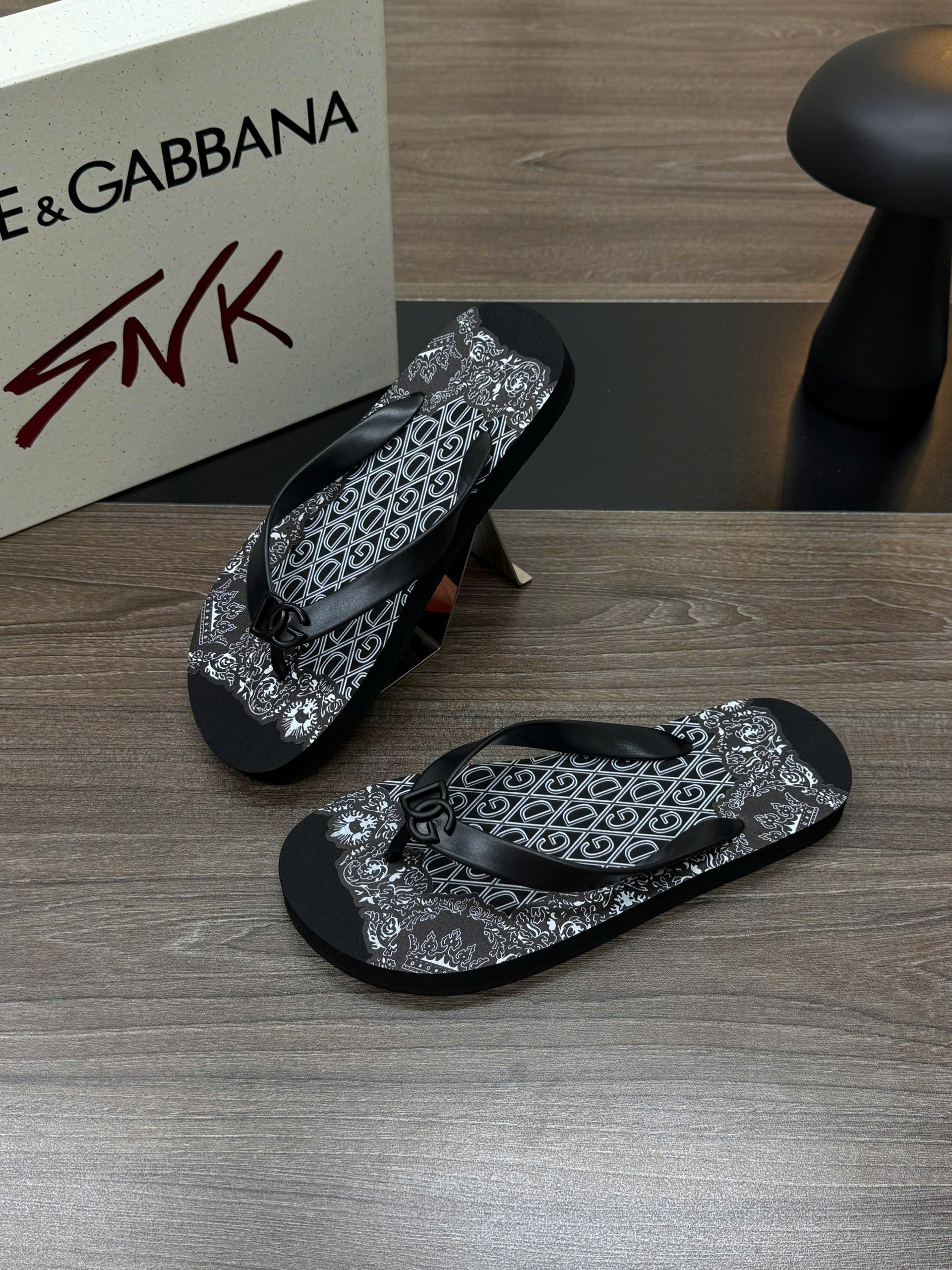 Dép tông xỏ ngón flip flop Dolce Gabbana DG họa tiết quý tộc logo quai Like Auth 38-43 VTN