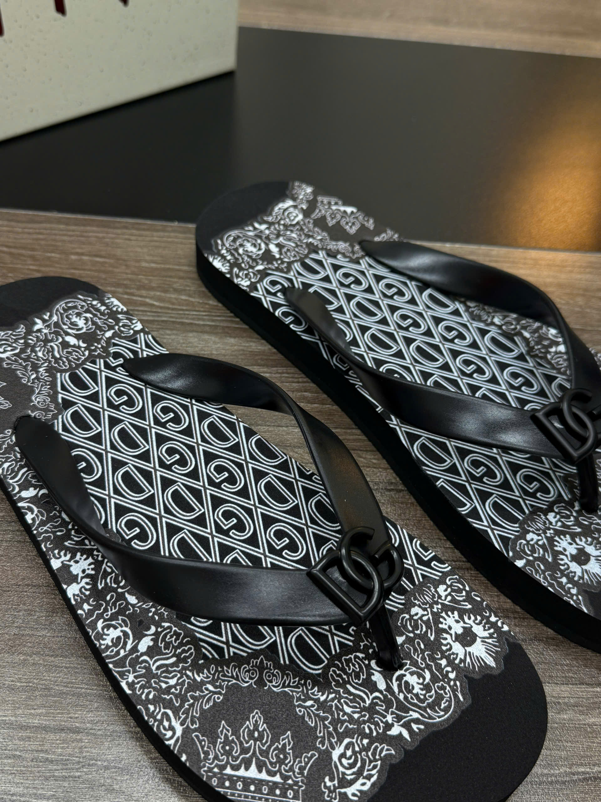 Dép tông xỏ ngón flip flop Dolce Gabbana DG họa tiết quý tộc logo quai Like Auth 38-43 VTN