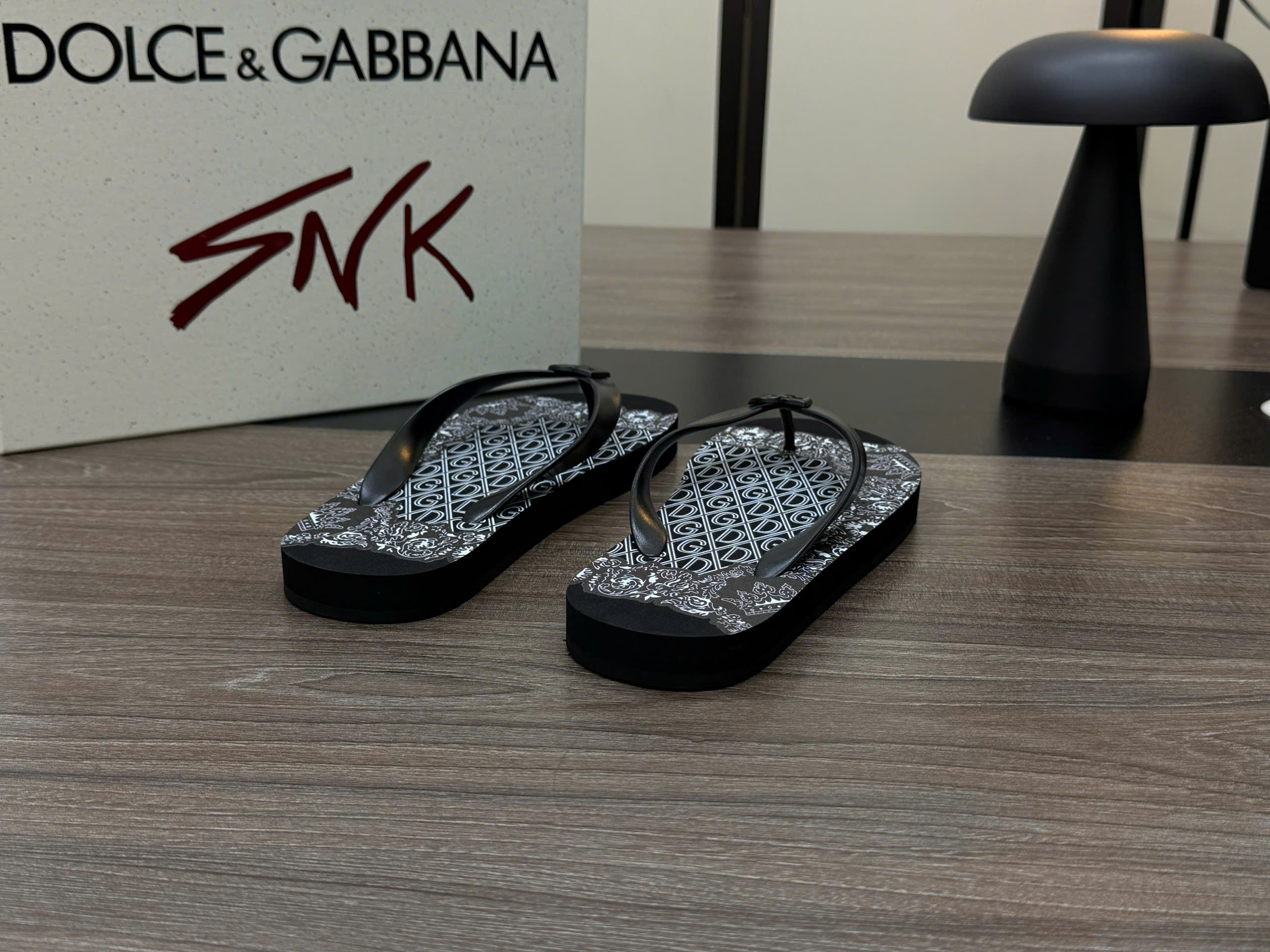 Dép tông xỏ ngón flip flop Dolce Gabbana DG họa tiết quý tộc logo quai Like Auth 38-43 VTN