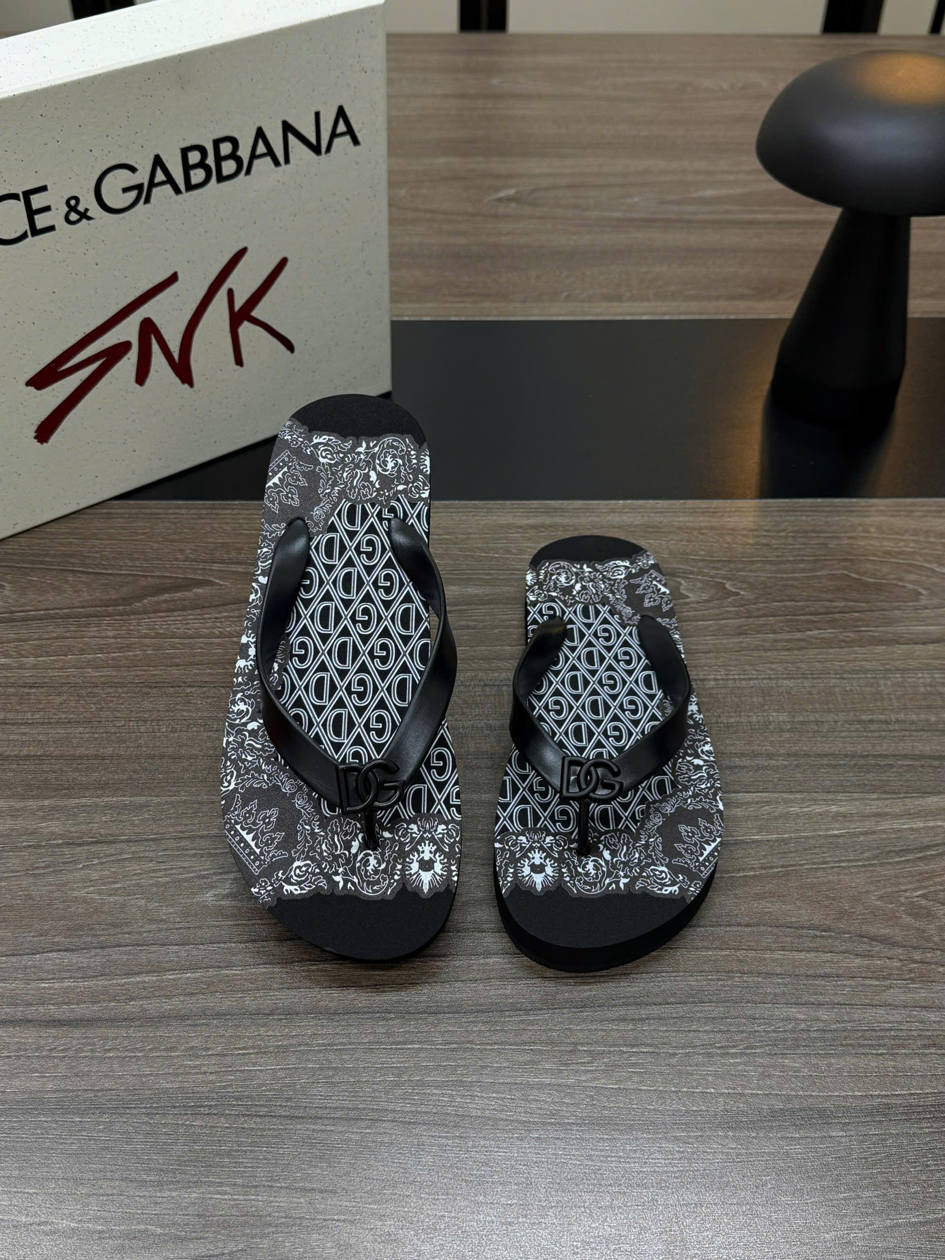 Dép tông xỏ ngón flip flop Dolce Gabbana DG họa tiết quý tộc logo quai Like Auth 38-43 VTN