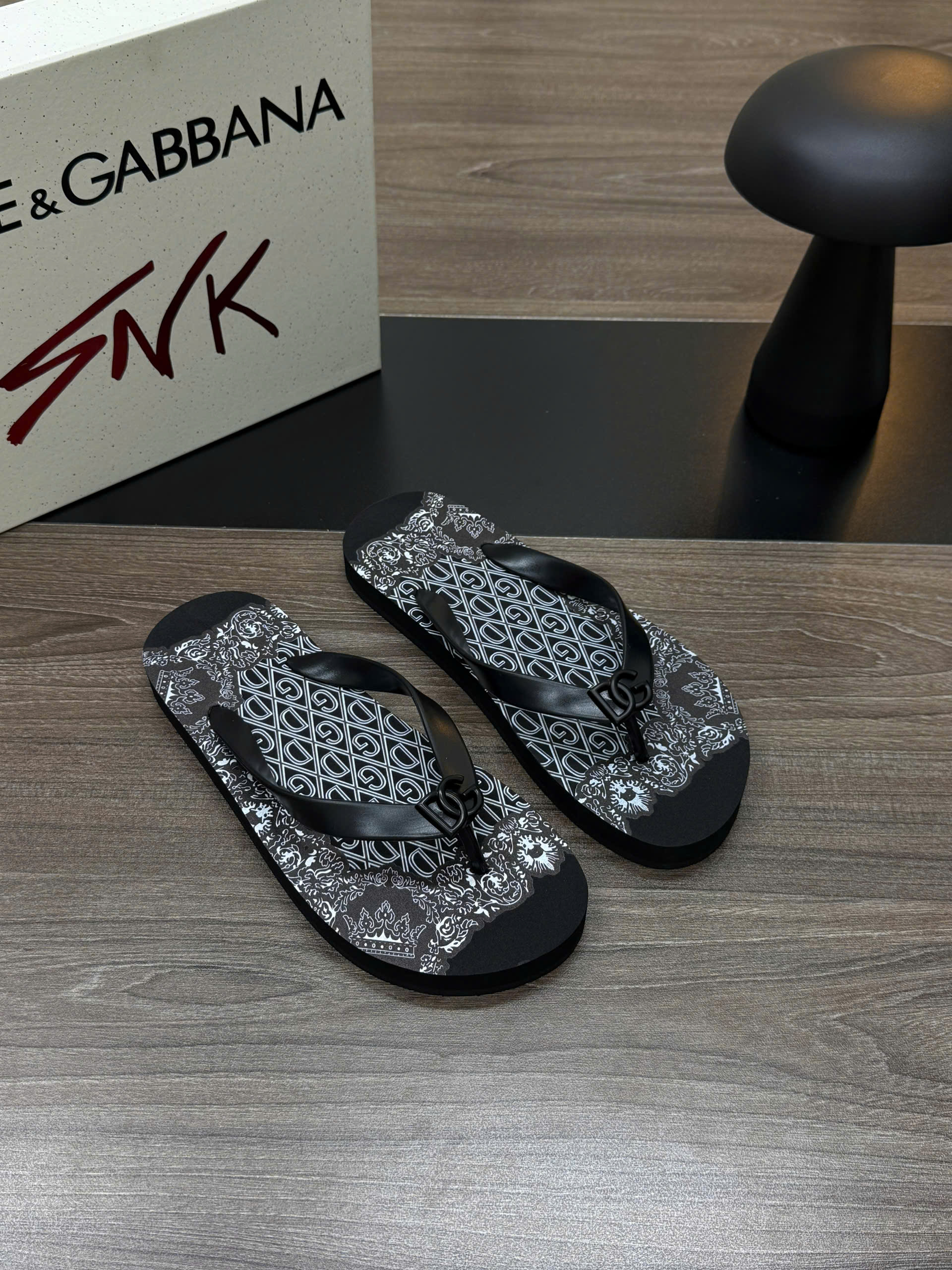 Dép tông xỏ ngón flip flop Dolce Gabbana DG họa tiết quý tộc logo quai Like Auth 38-43 VTN