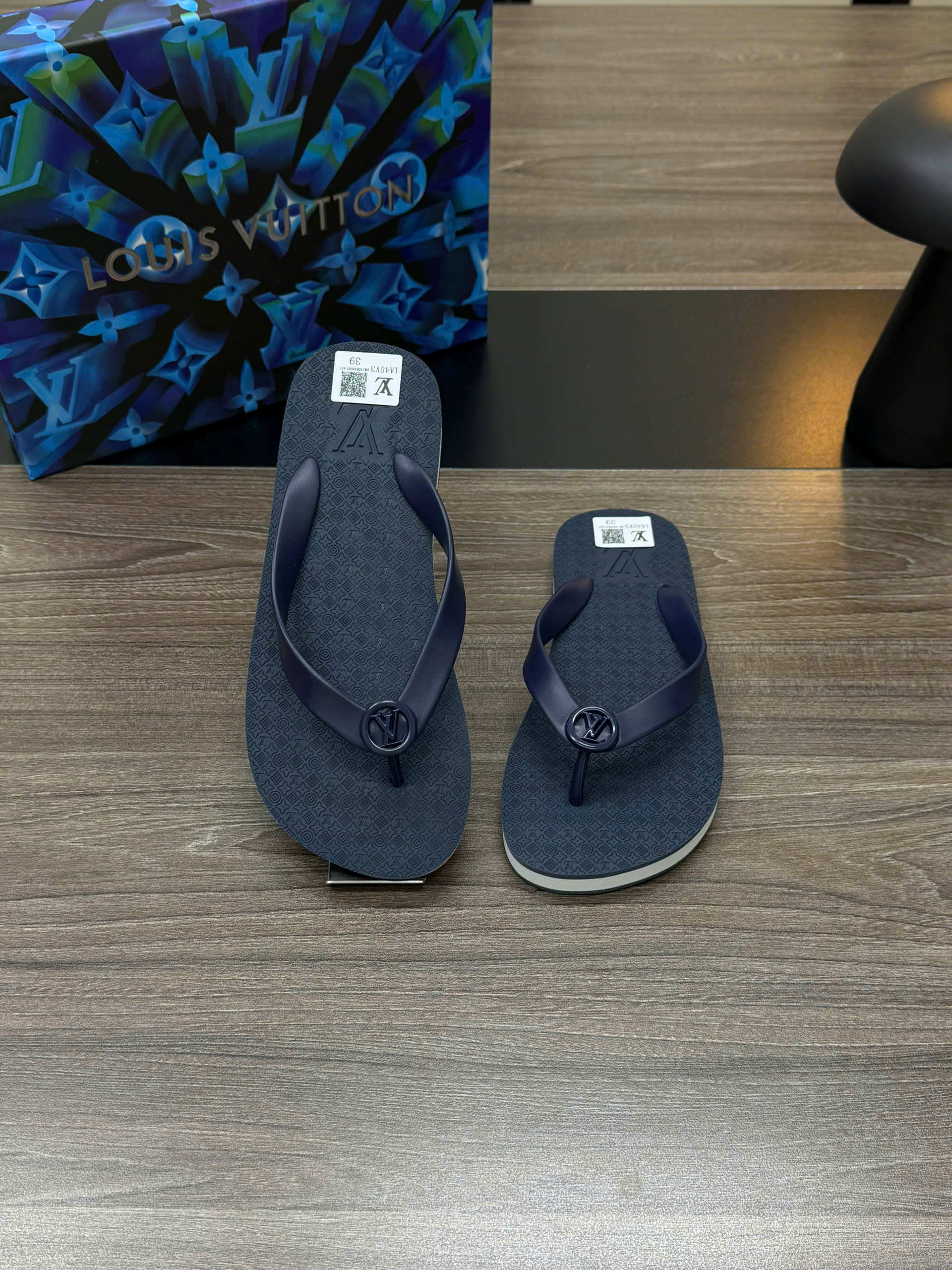 Dép tông xỏ ngón flip flop Louis Vuitton LV họa tiết monogram vân chìm logo quai Like Auth 38-43 VTN