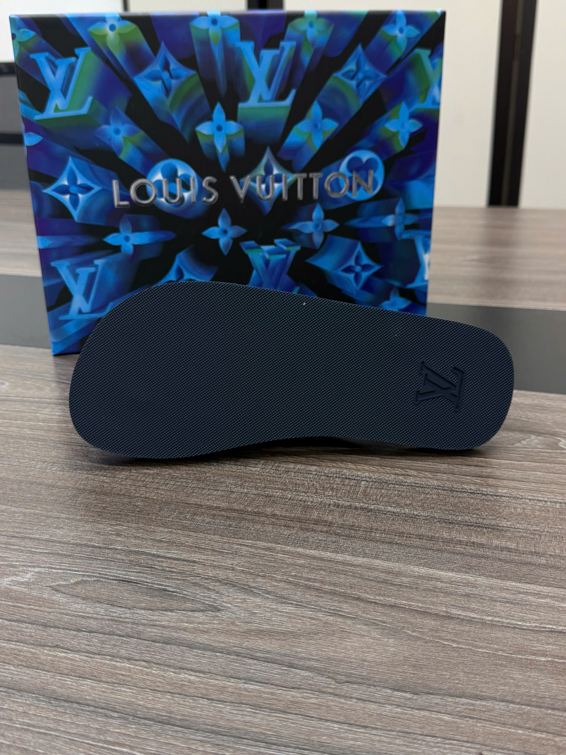 Dép tông xỏ ngón flip flop Louis Vuitton LV họa tiết monogram vân chìm logo quai Like Auth 38-43 VTN