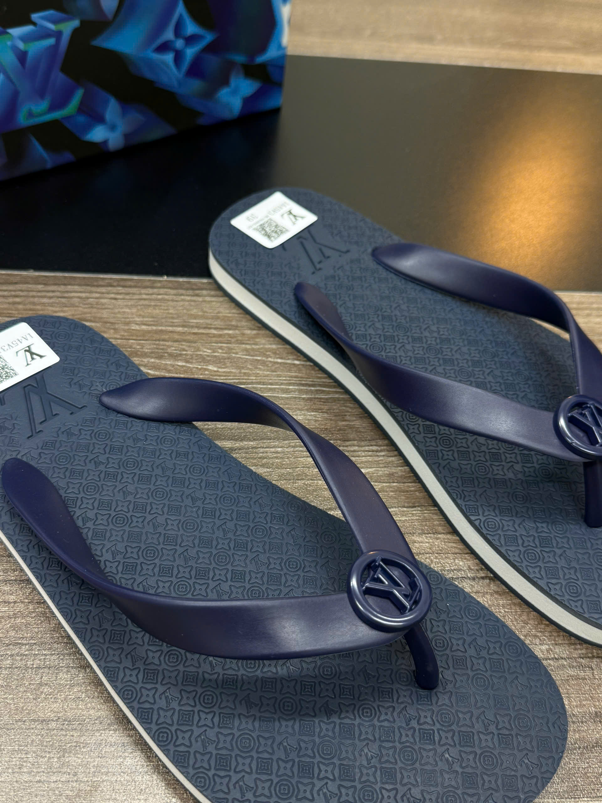 Dép tông xỏ ngón flip flop Louis Vuitton LV họa tiết monogram vân chìm logo quai Like Auth 38-43 VTN