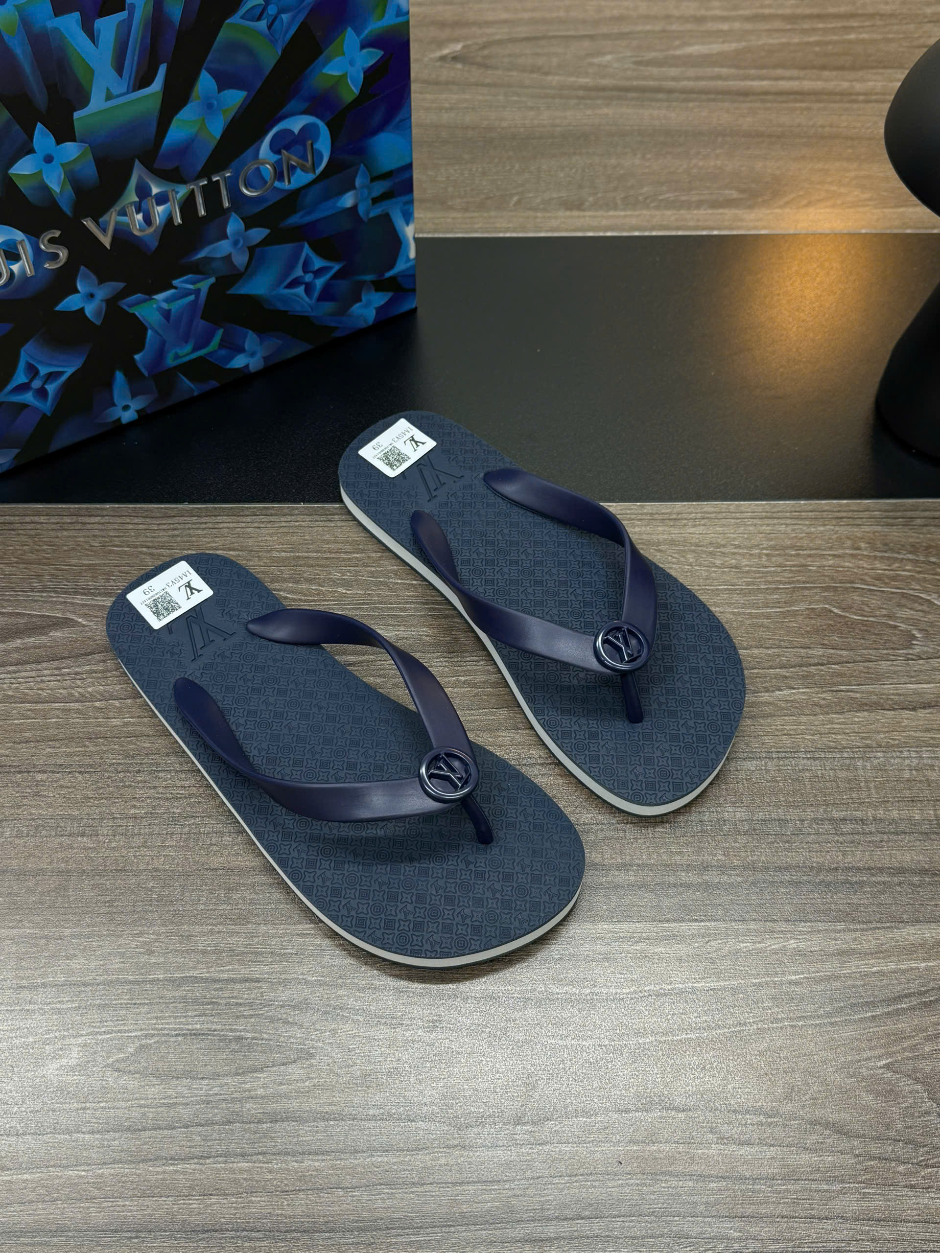 Dép tông xỏ ngón flip flop Louis Vuitton LV họa tiết monogram vân chìm logo quai Like Auth 38-43 VTN