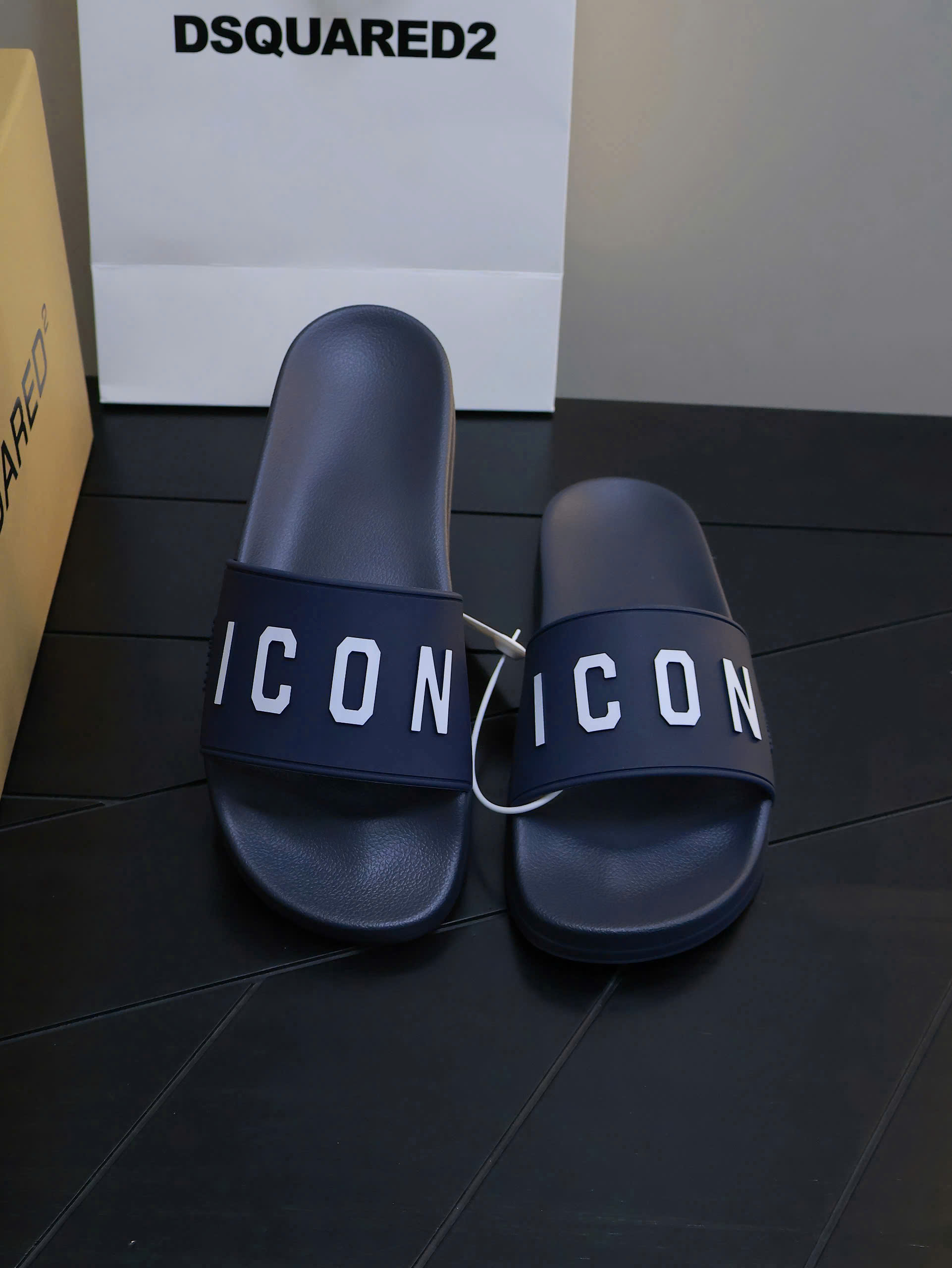 Dép lê Dsquared2 DSQ logo nổi quai new 2026 Like Auth 38-43 VTN