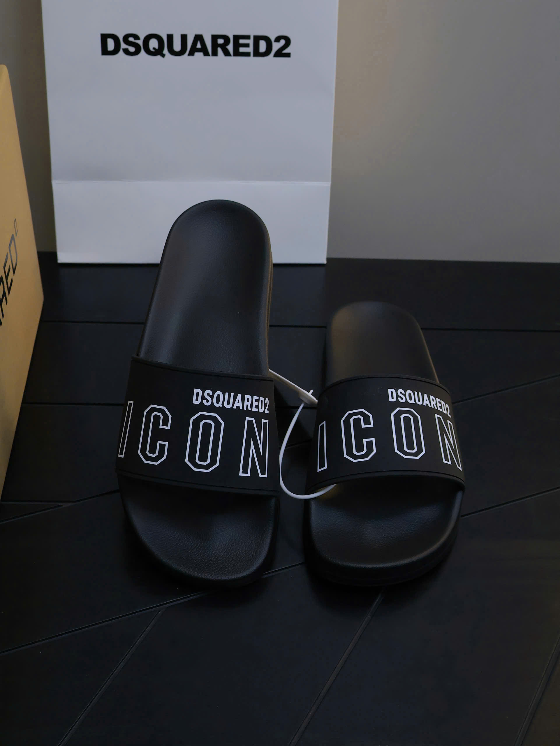 Dép lê Dsquared2 DSQ logo nổi quai new 2026 Like Auth 38-43 VTN