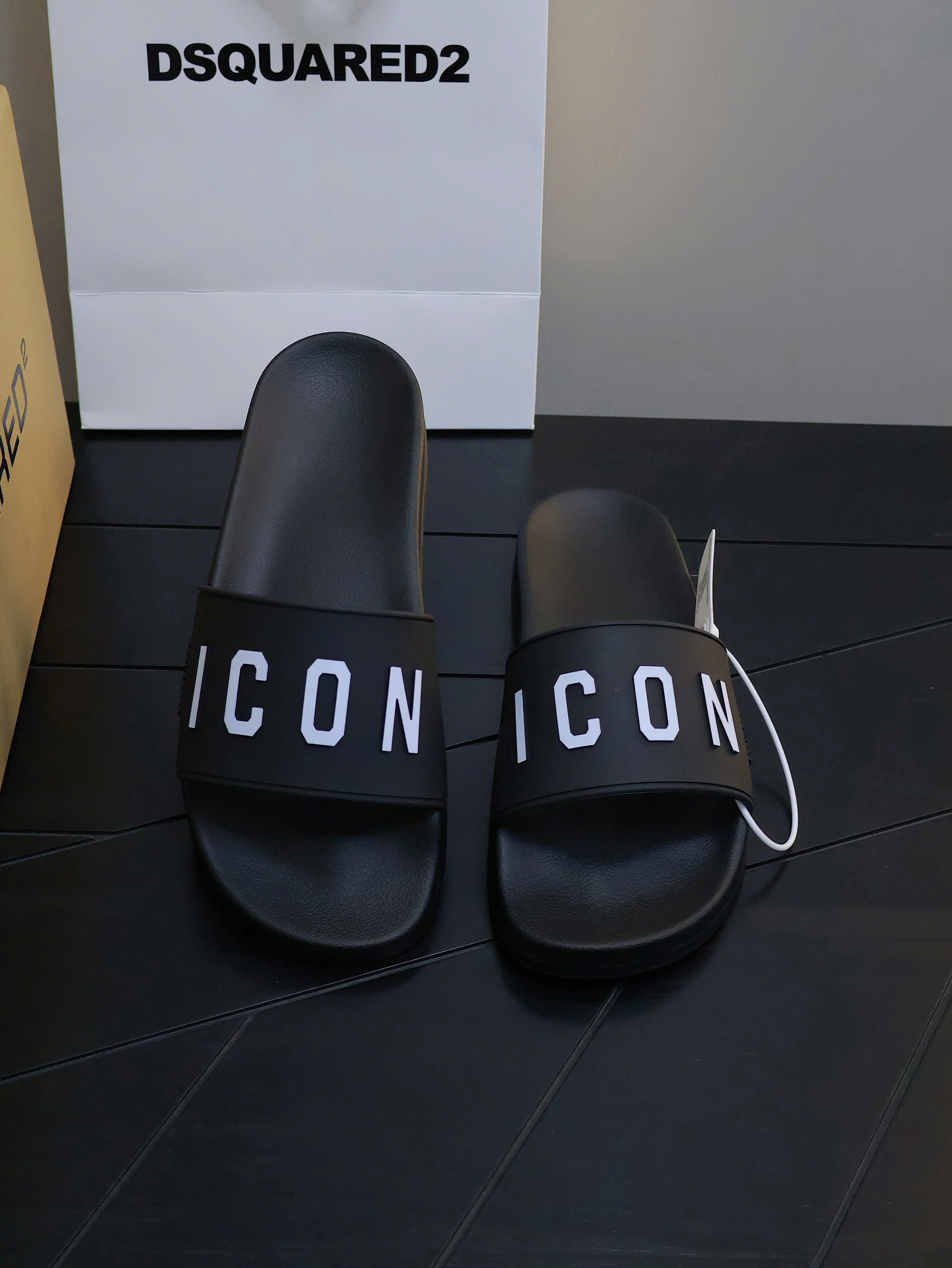 Dép lê Dsquared2 DSQ logo nổi quai new 2026 Like Auth 38-43 VTN