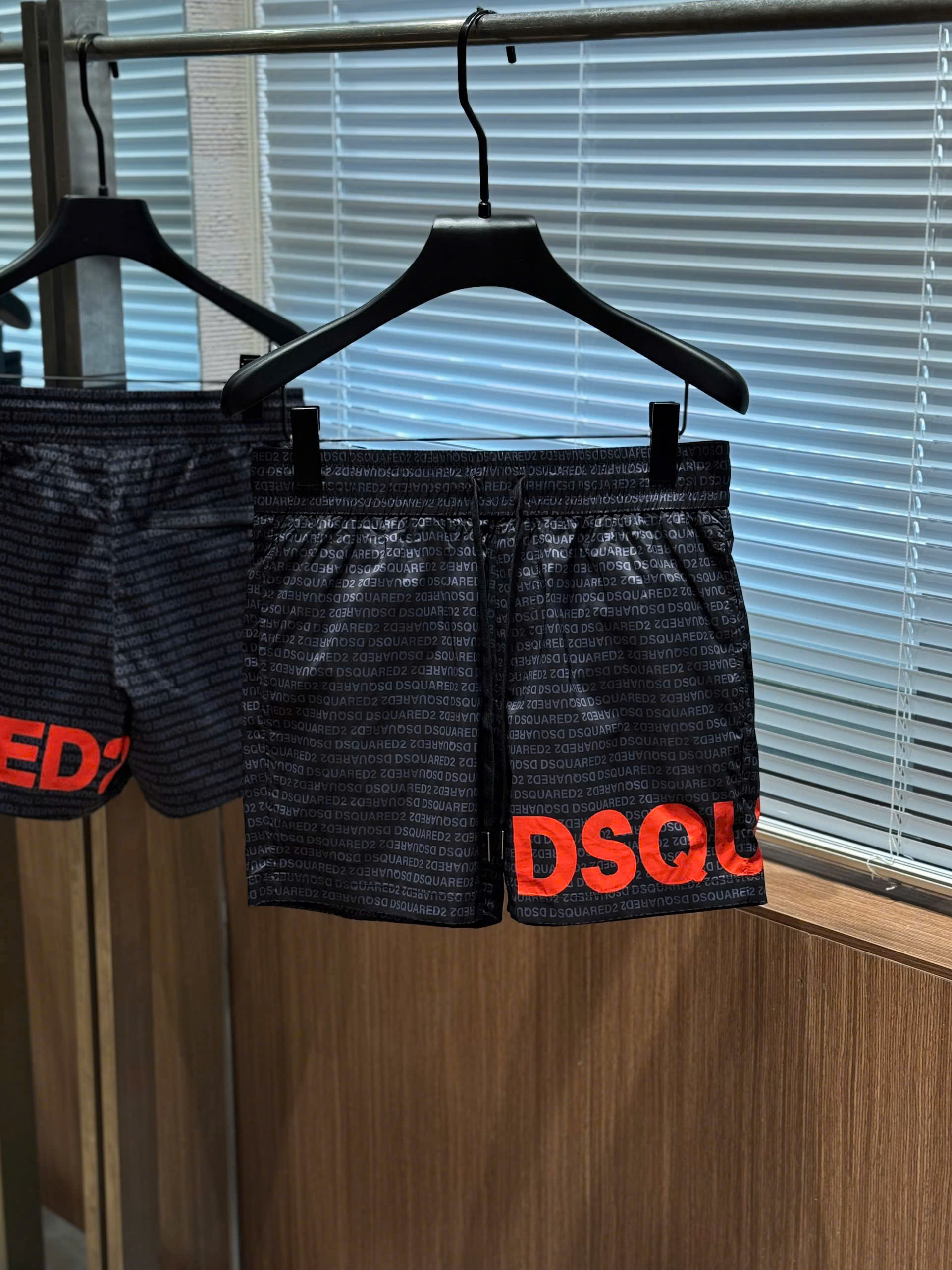 Quần short đùi gió Dsquared2 DSQ Đen logo check chữ Đỏ Like Auth S-XL MK