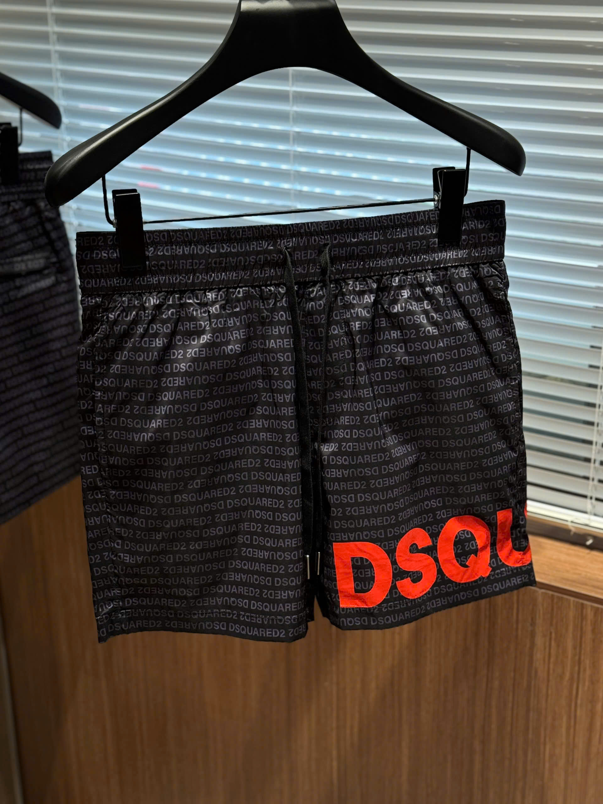 Quần short đùi gió Dsquared2 DSQ Đen logo check chữ Đỏ Like Auth S-XL MK