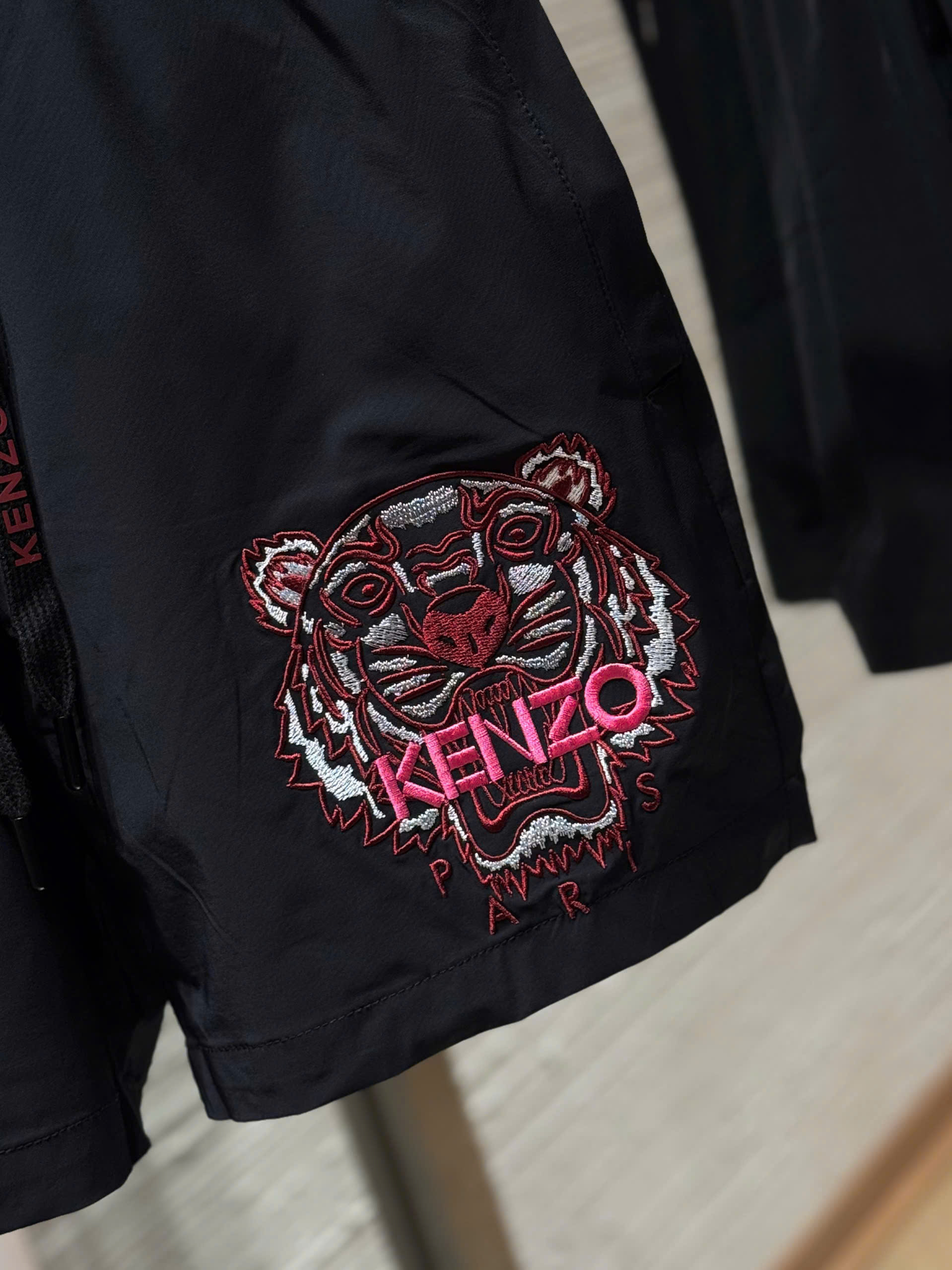 Quần short đùi gió Kenzo KZ Đen bo cạp thêu mặt hổ Đỏ Like Auth S-XL NV