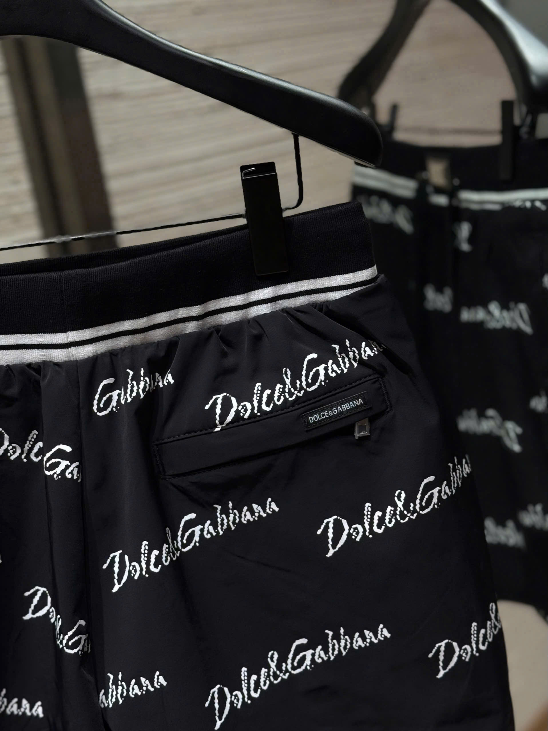 Quần short đùi Dolce Gabbana DG logo full bo cạp tag vuông Like Auth 44-50 MK