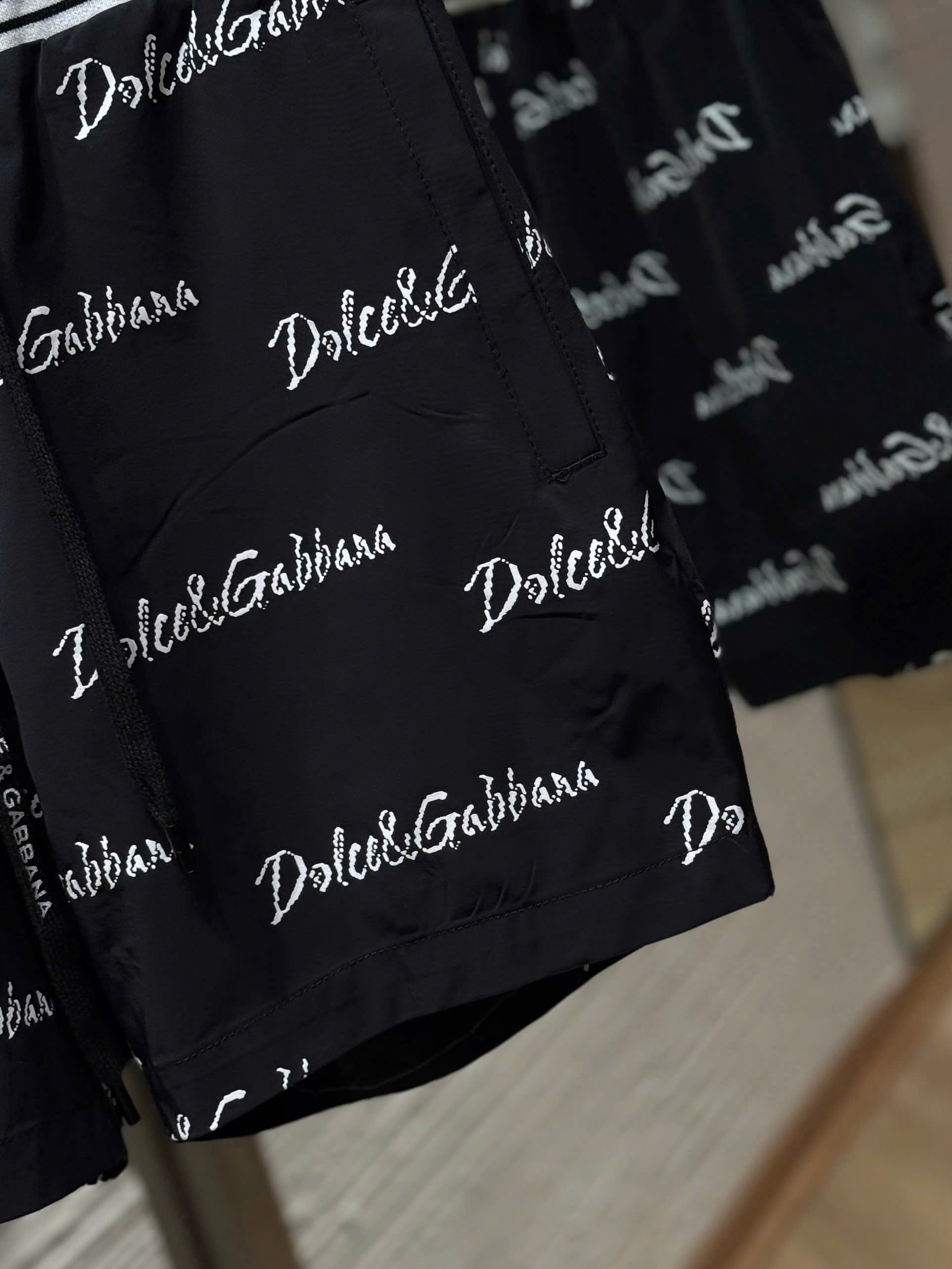 Quần short đùi Dolce Gabbana DG logo full bo cạp tag vuông Like Auth 44-50 MK