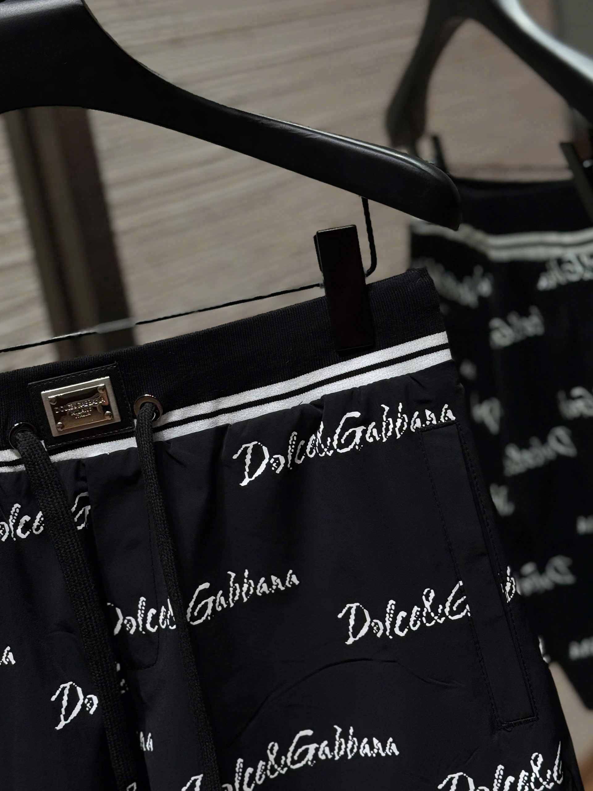 Quần short đùi Dolce Gabbana DG logo full bo cạp tag vuông Like Auth 44-50 MK