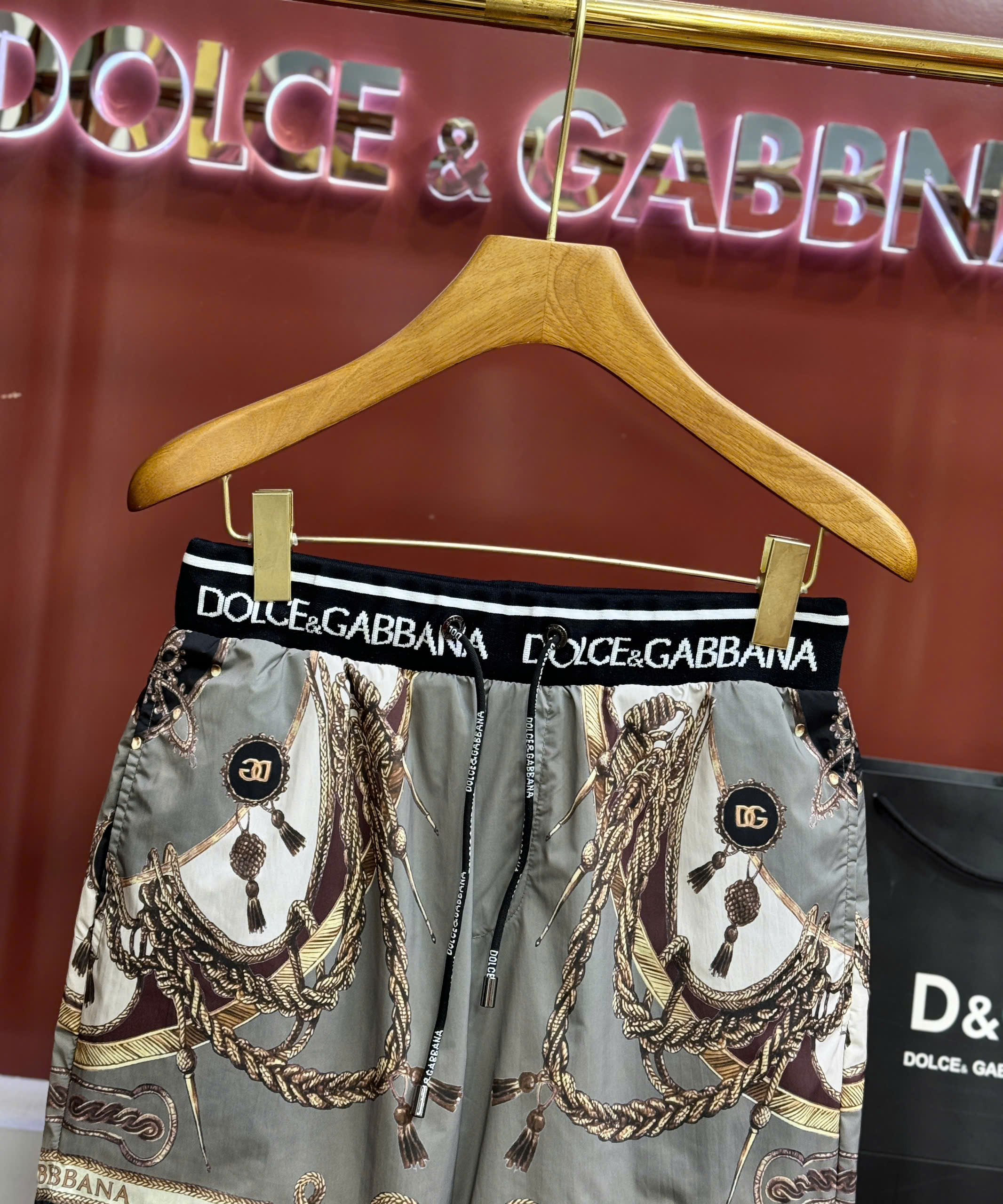 Quần short đùi gió Dolce Gabbana DG logo check cạp họa tiết quý tộc Like Auth 44-50 CD
