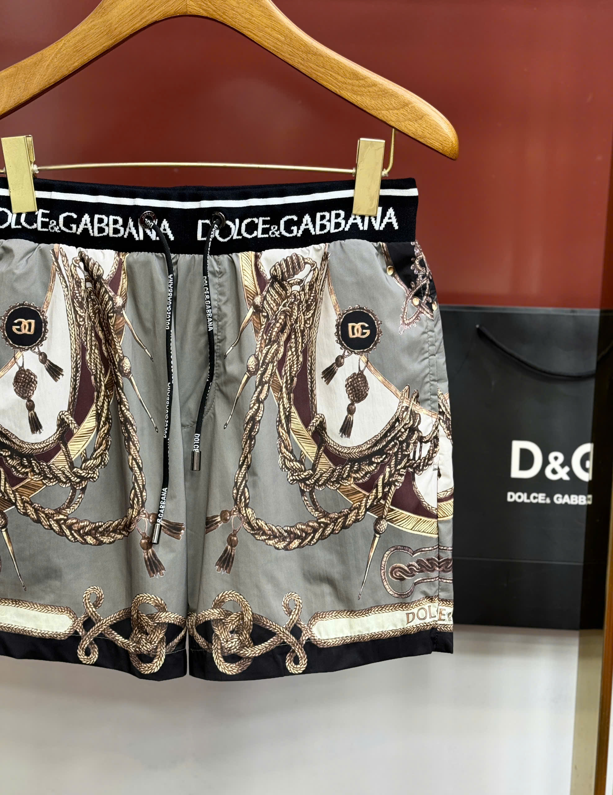 Quần short đùi gió Dolce Gabbana DG logo check cạp họa tiết quý tộc Like Auth 44-50 CD