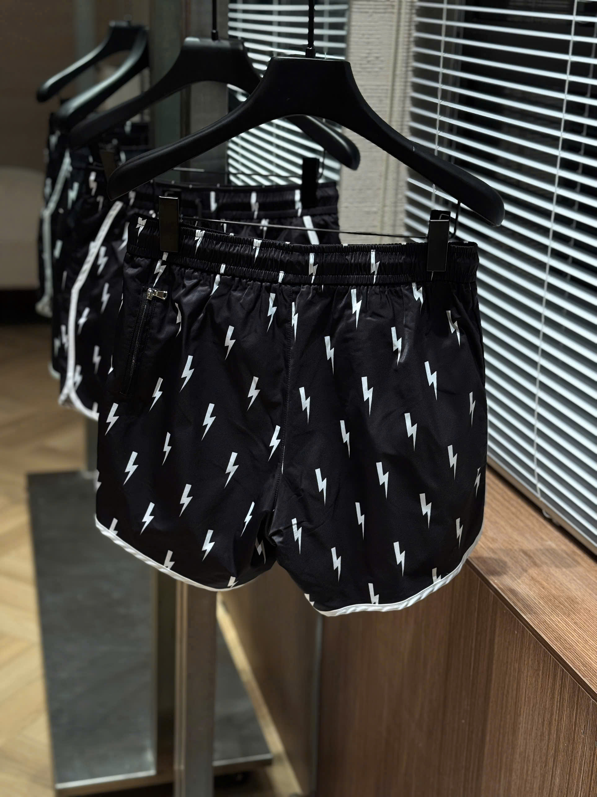 Quần short đùi gió Neil Barret Đen họa tiết tia sét Trắng S-XL CD