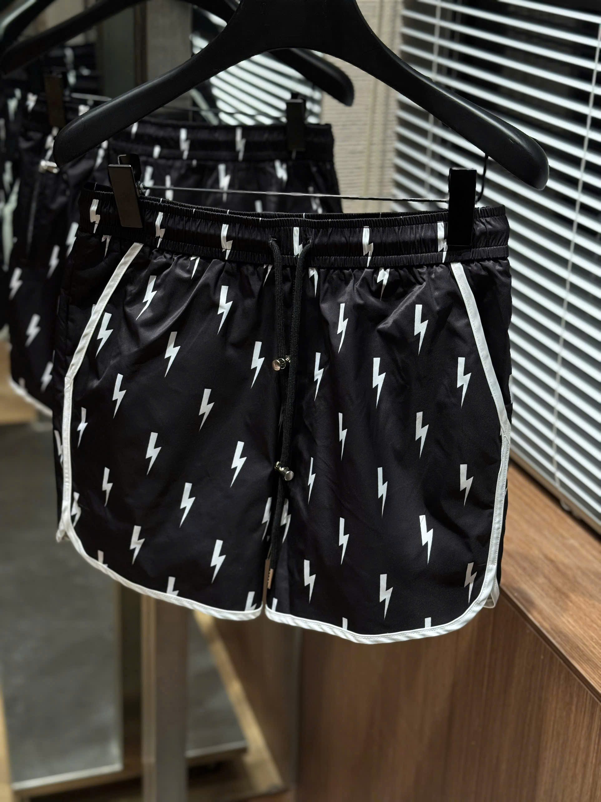 Quần short đùi gió Neil Barret Đen họa tiết tia sét Trắng S-XL CD