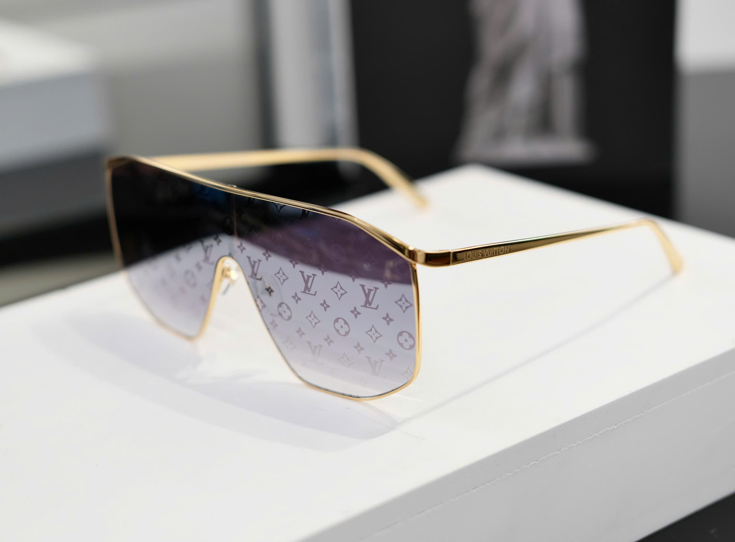 Kính mát thời trang Louis Vuitton Golden Mask monogram gọng Vàng Like Auth DDT