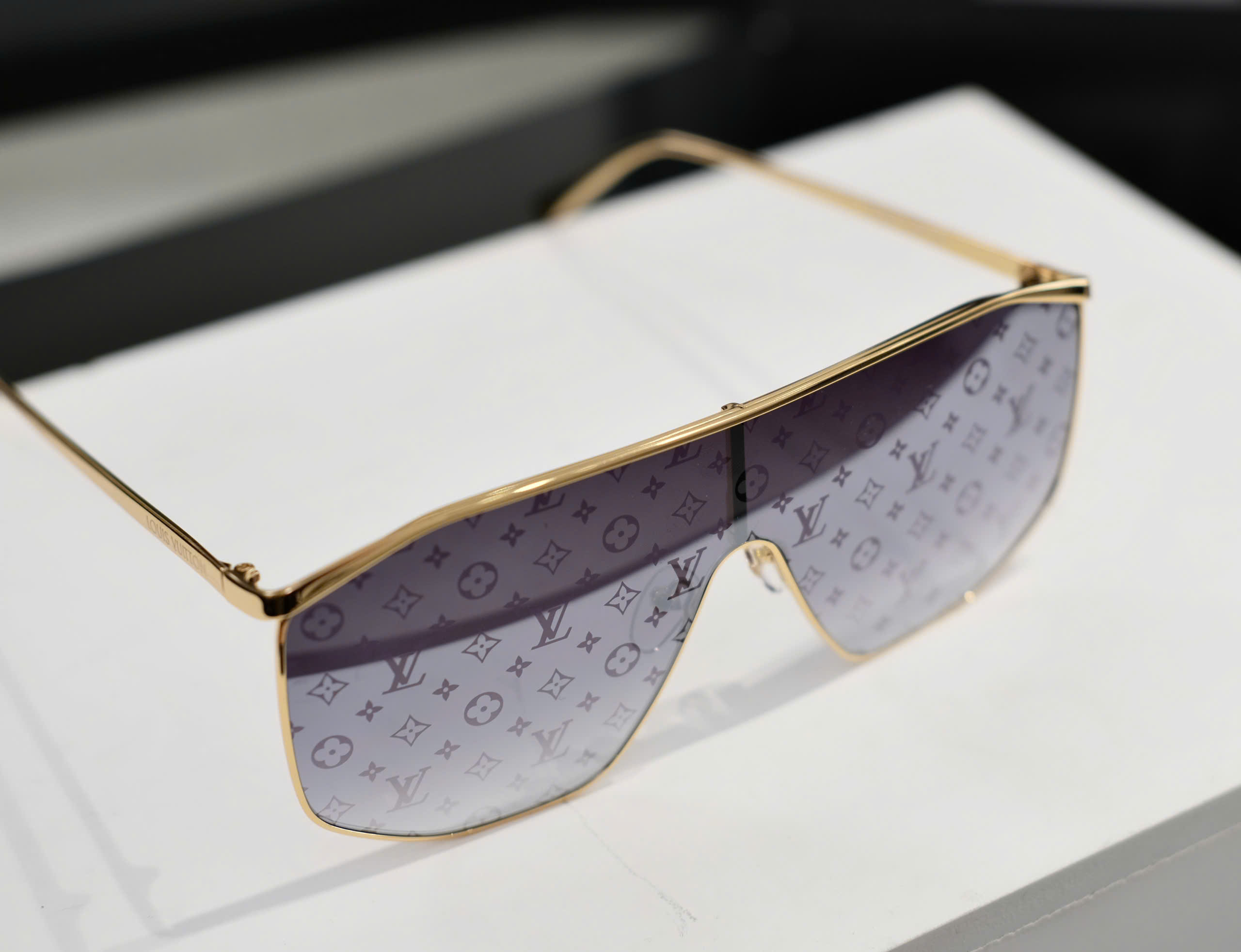 Kính mát thời trang Louis Vuitton Golden Mask monogram gọng Vàng Like Auth DDT