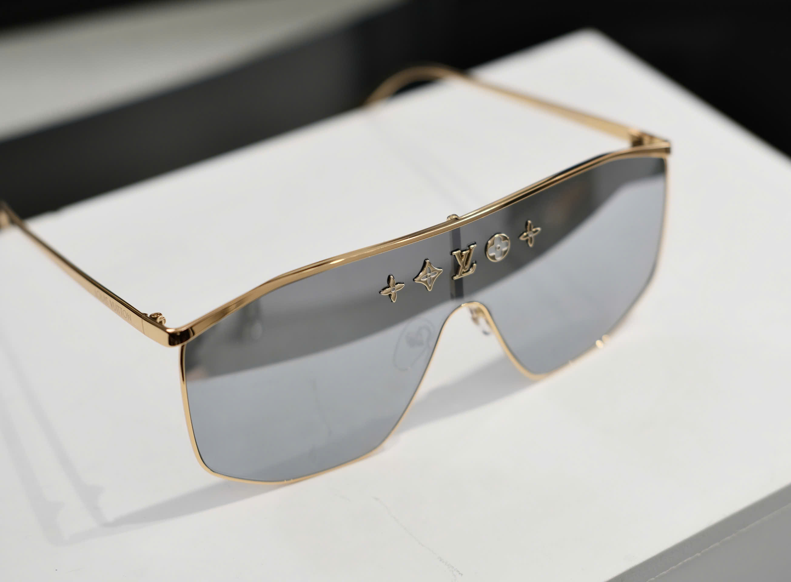 Kính mát thời trang Louis Vuitton Golden Mask Sunglasses gọng Vàng Like Auth DDT