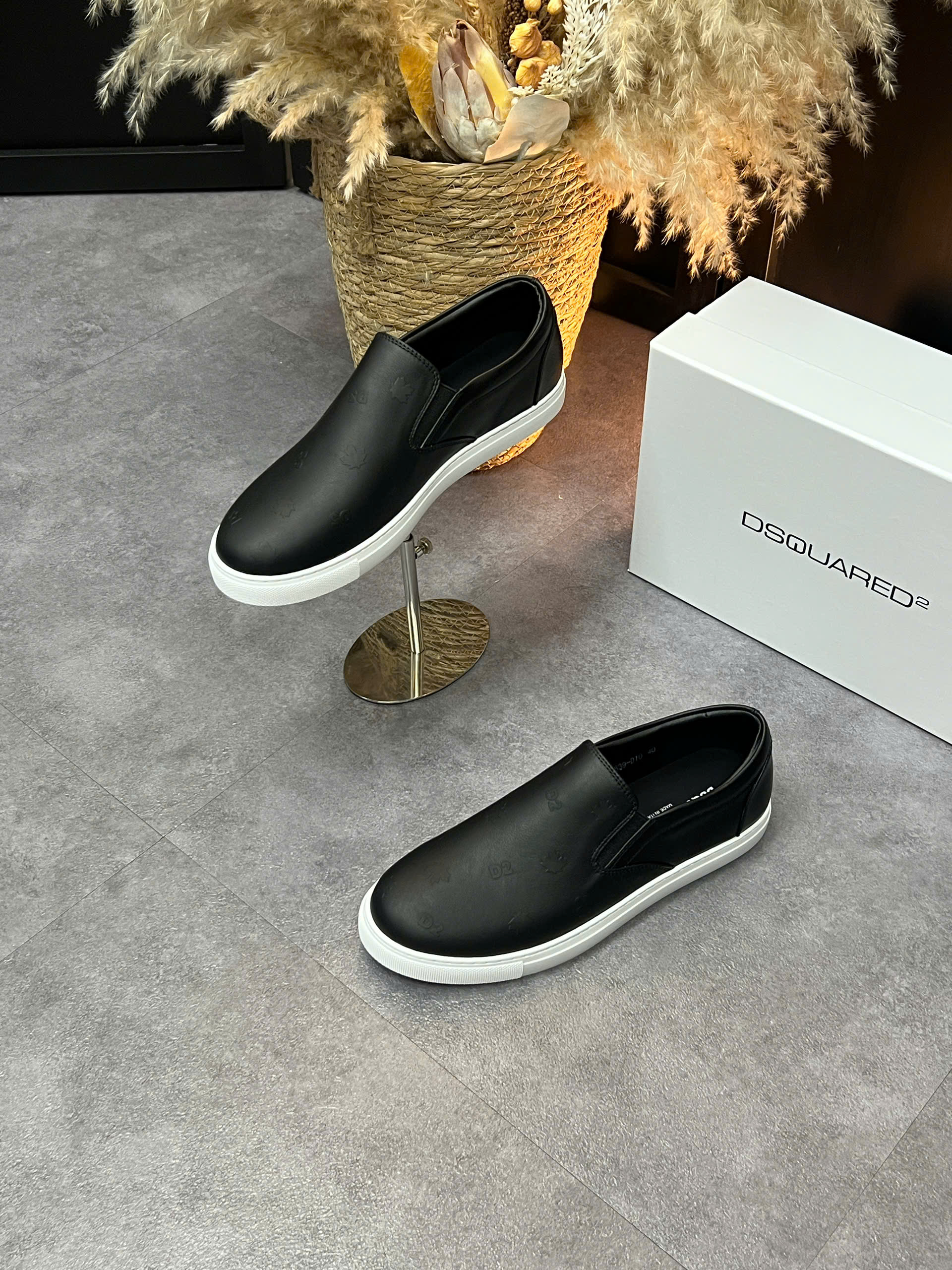 Giày slipon Dsquared2 DSQ D2 họa tiết chữ nổi lá cần Like Auth 38-43 VTN