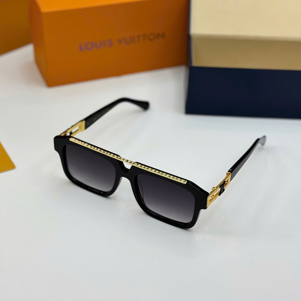 Kính mắt thời trang Louis Vuitton LV Đen phối gọng Vàng Like Auth on web fulbox LK