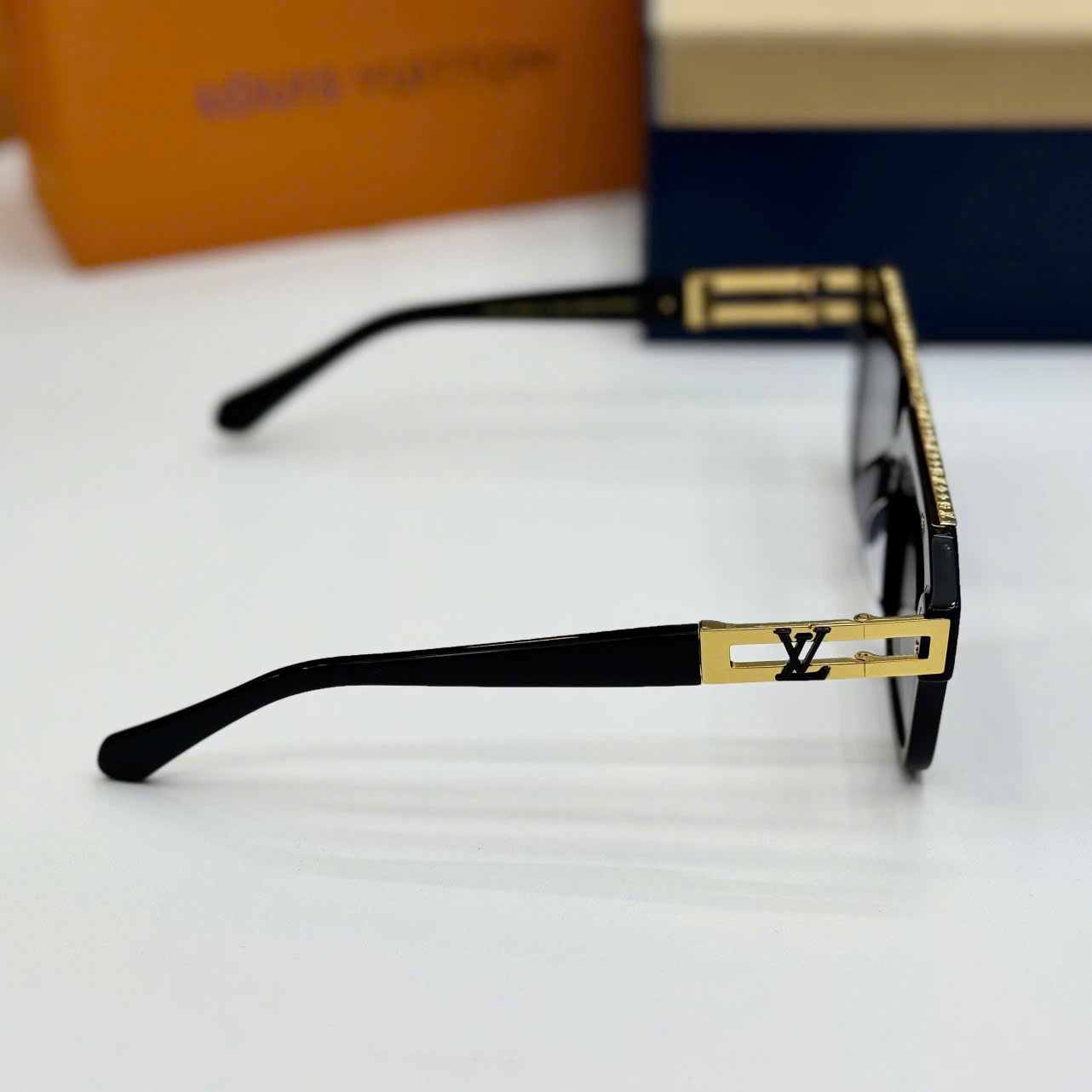 Kính mắt thời trang Louis Vuitton LV Đen phối gọng Vàng Like Auth on web fulbox LK