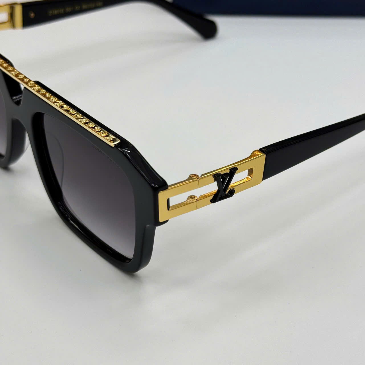 Kính mắt thời trang Louis Vuitton LV Đen phối gọng Vàng Like Auth on web fulbox LK
