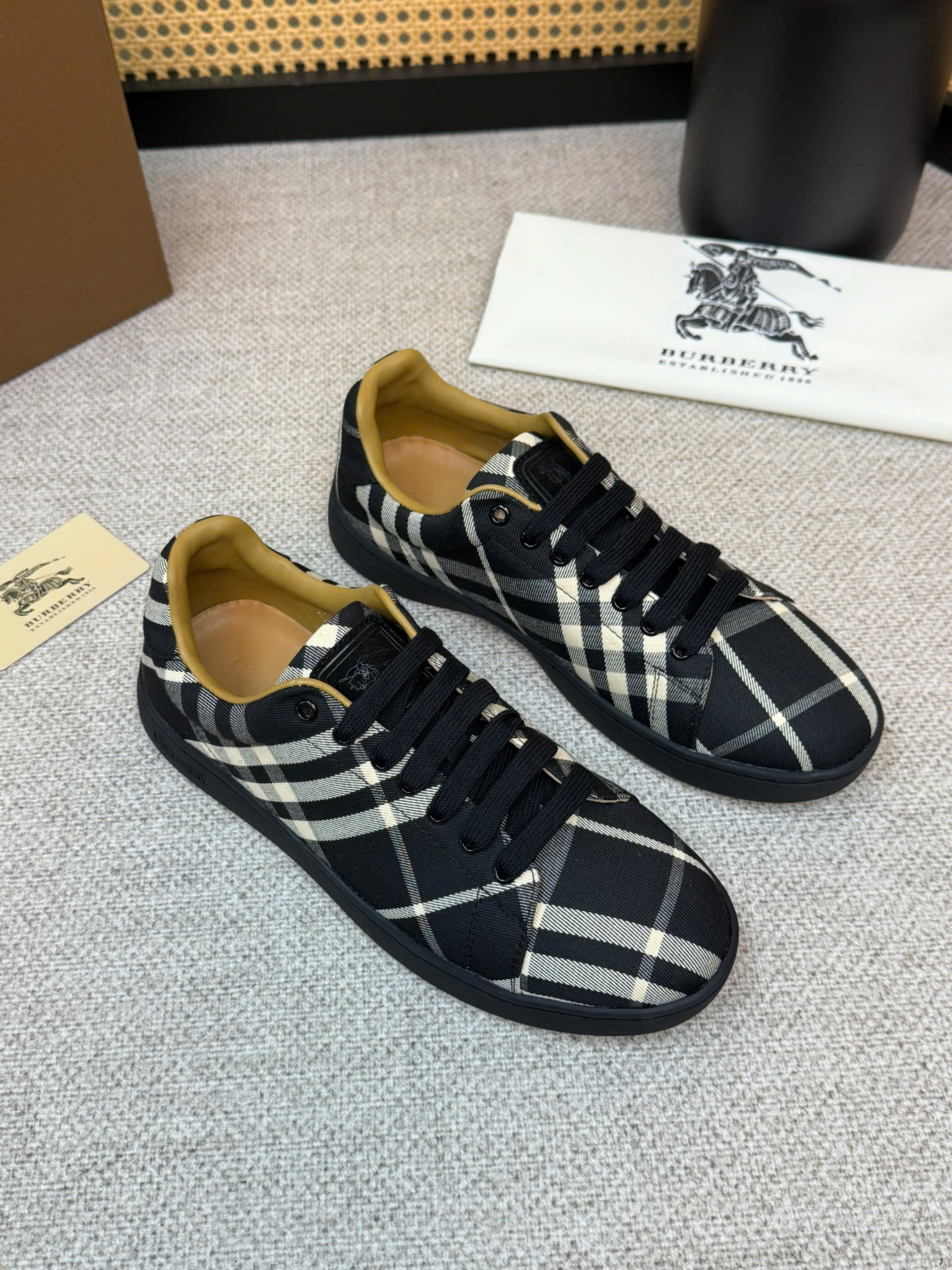 Giày sneaker Burberry BBR Đen kẻ sọc chéo Caro Like Auth 38-43 VTN
