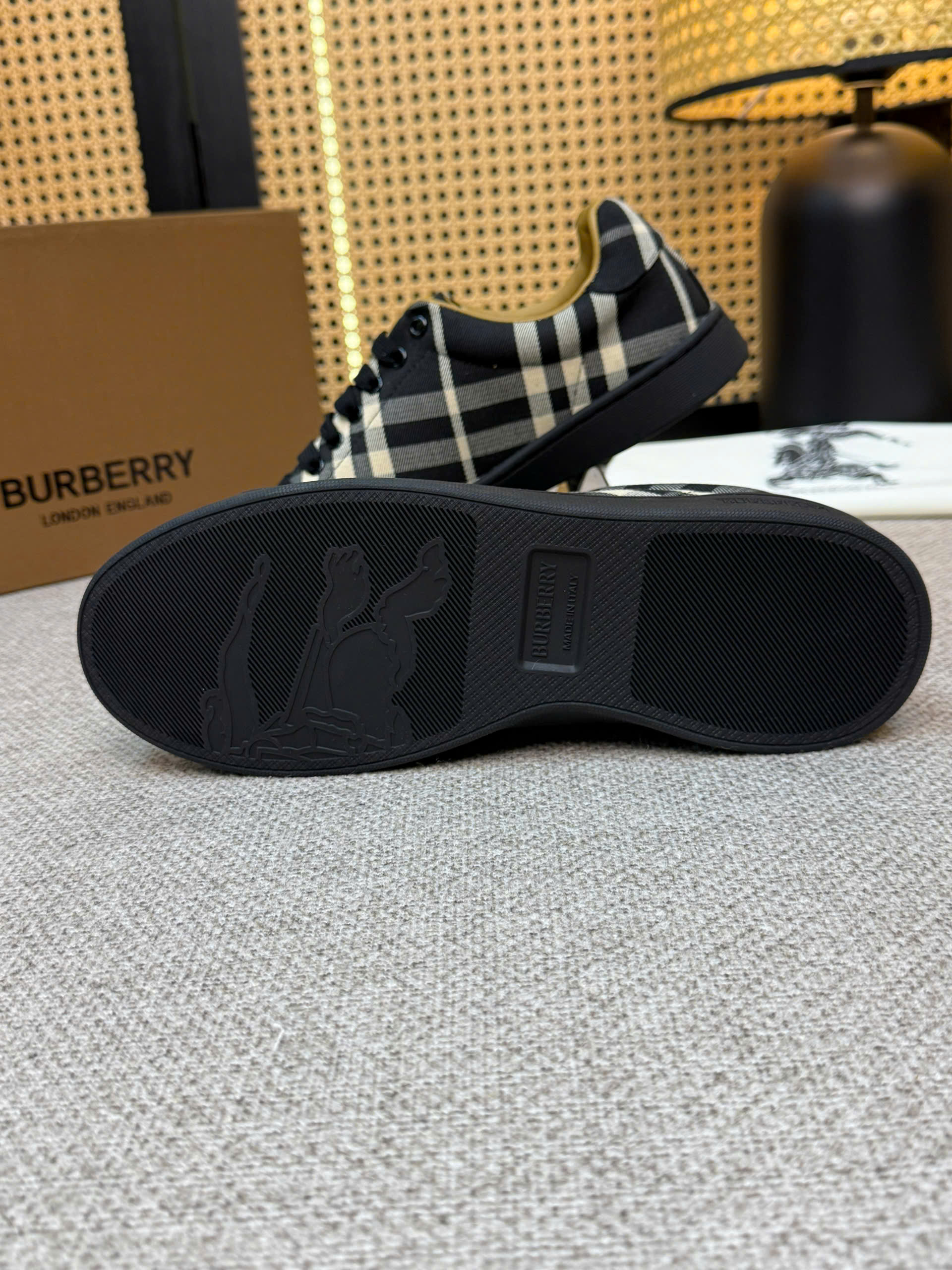Giày sneaker Burberry BBR Đen kẻ sọc chéo Caro Like Auth 38-43 VTN